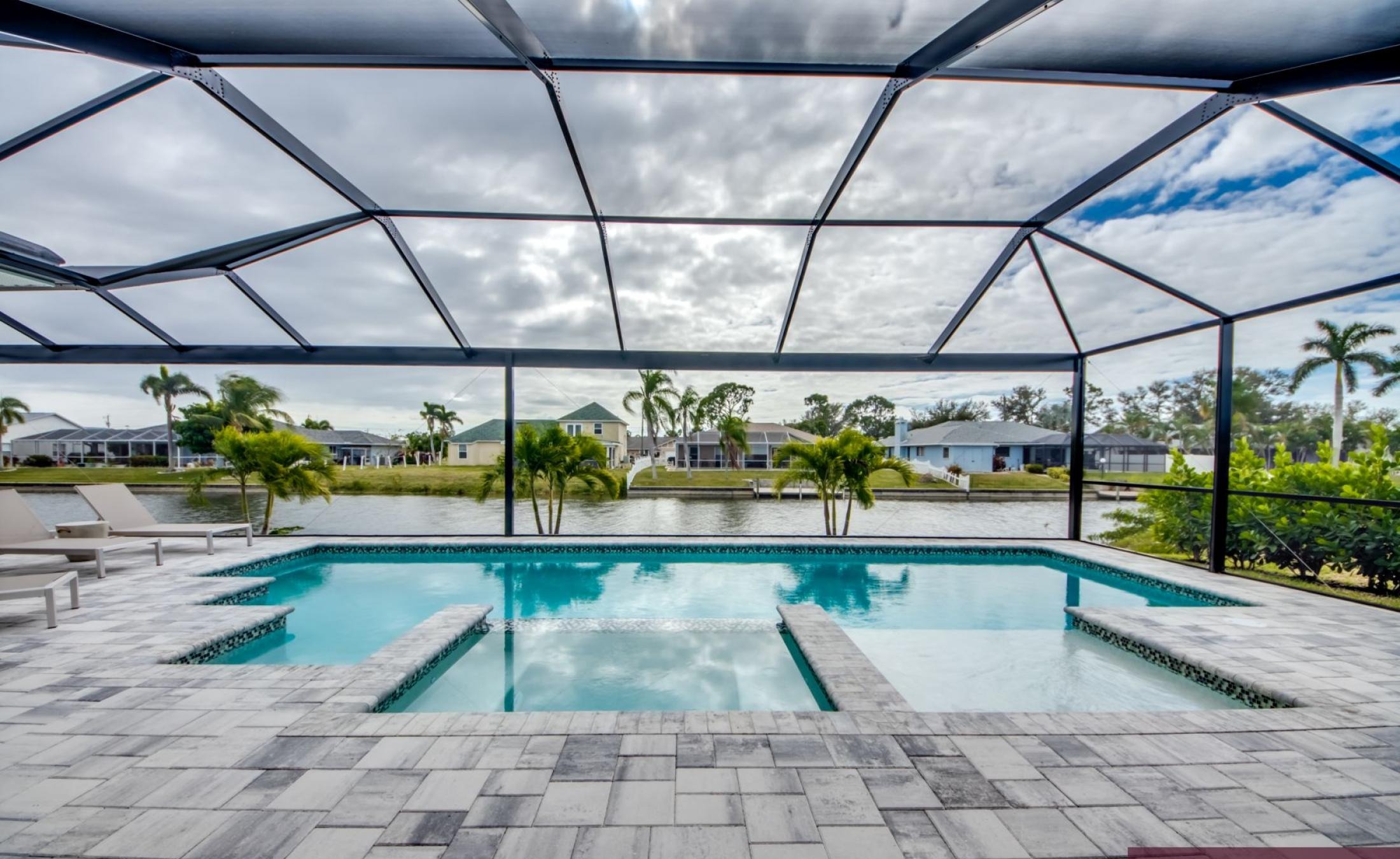 Südlich ausgerichteter Poolbereich mit beheiztem Pool und Spa am Frischwasserkanal.