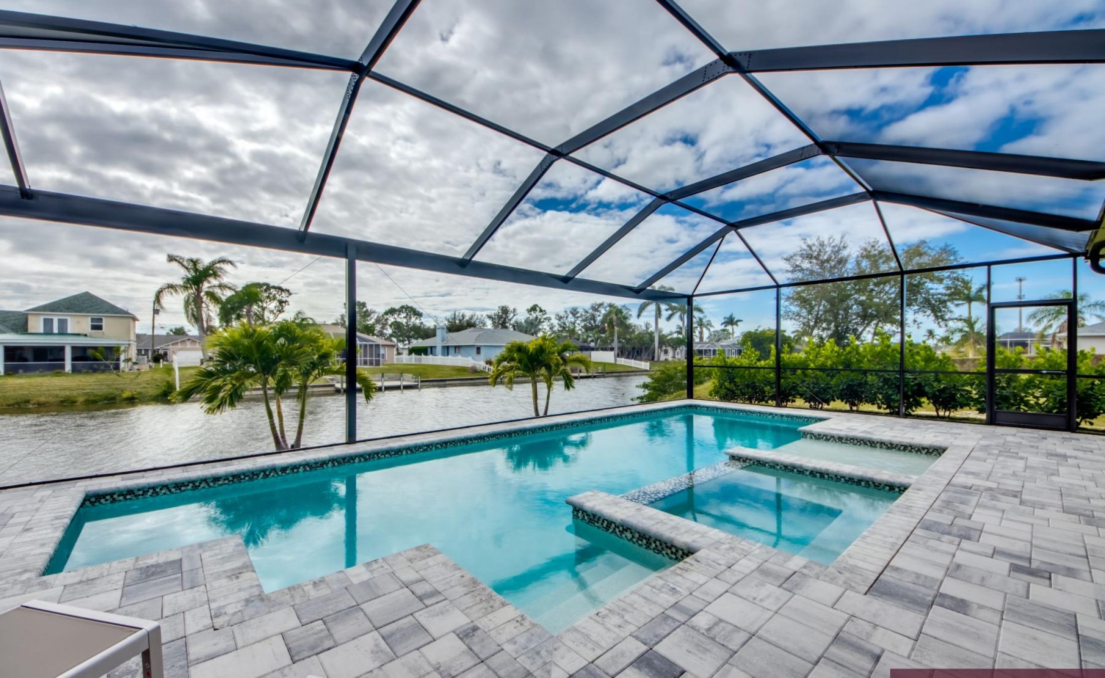 Sonnenliege am Poolbereich mit Blick auf den Frischwasserkanal.