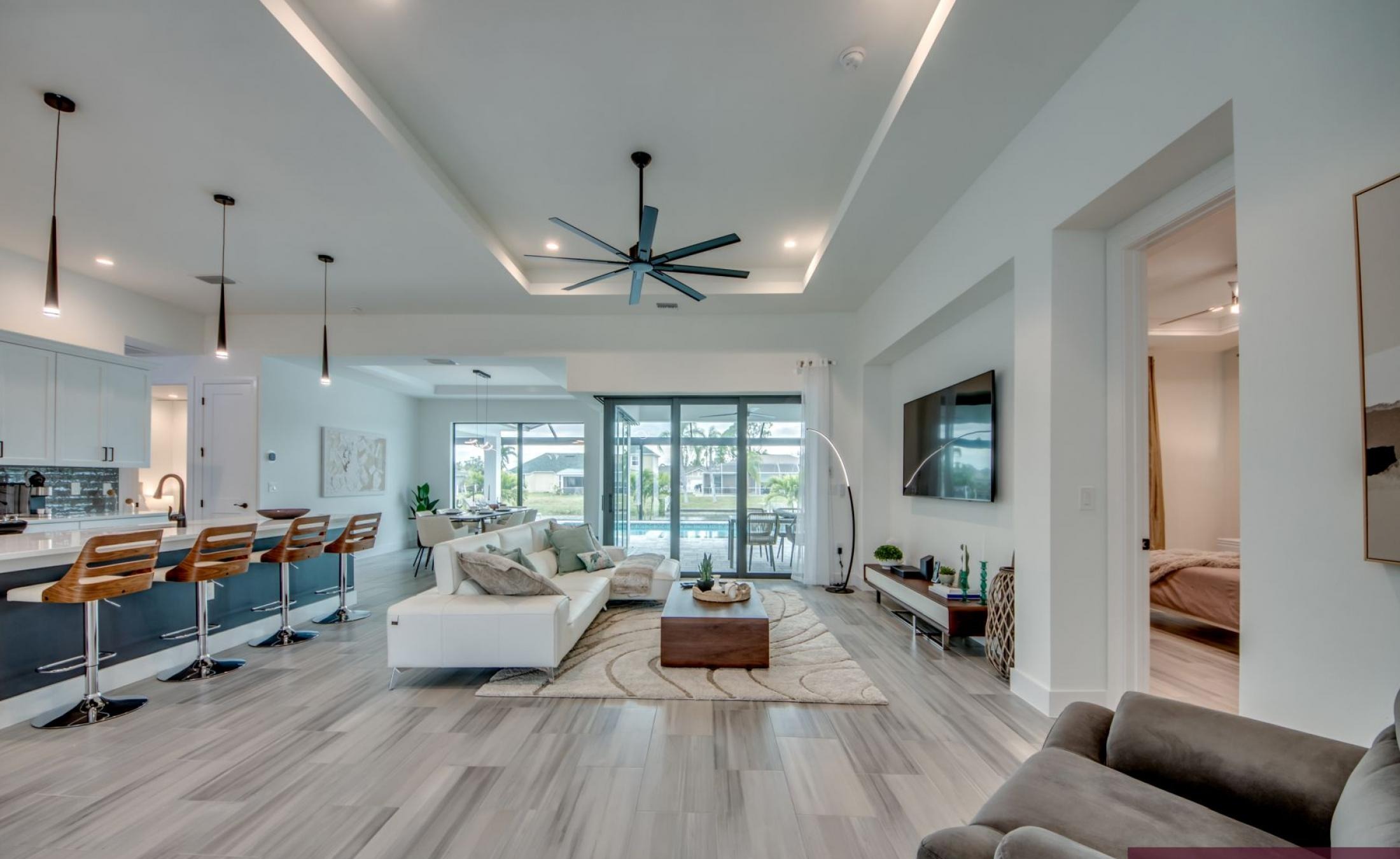 Südlich ausgerichteter Poolbereich mit beheiztem Pool und Spa am Frischwasserkanal.