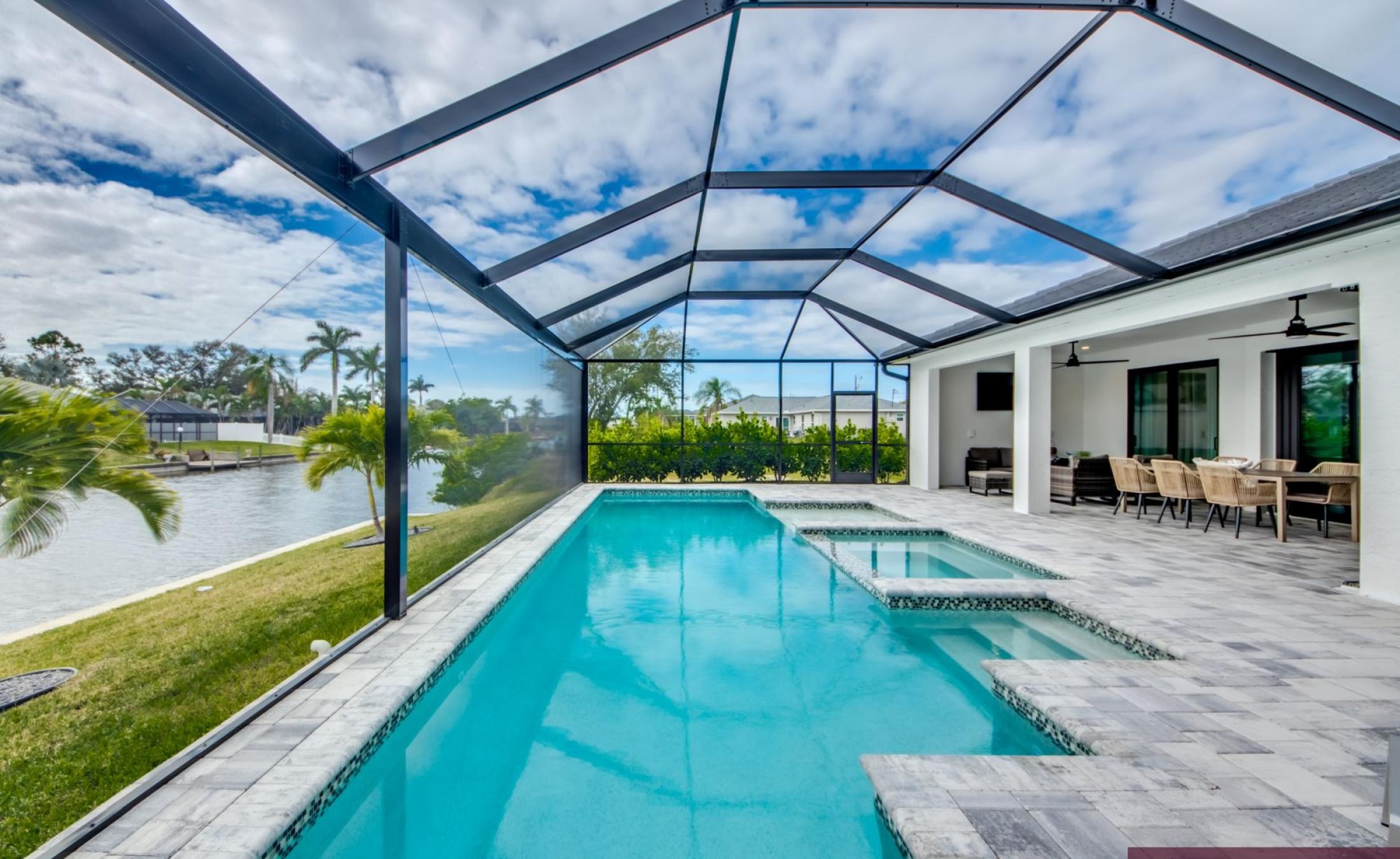 Elektrisch beheizter Pool mit Spa und sonniger Terrasse am Frischwasserkanal.