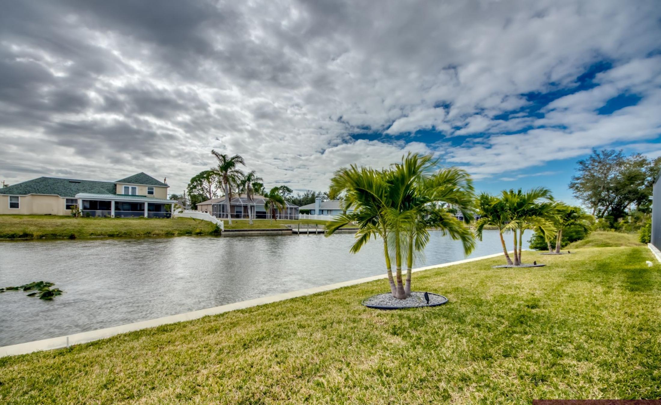 Südlich ausgerichteter Poolbereich mit beheiztem Pool und Spa am Frischwasserkanal.