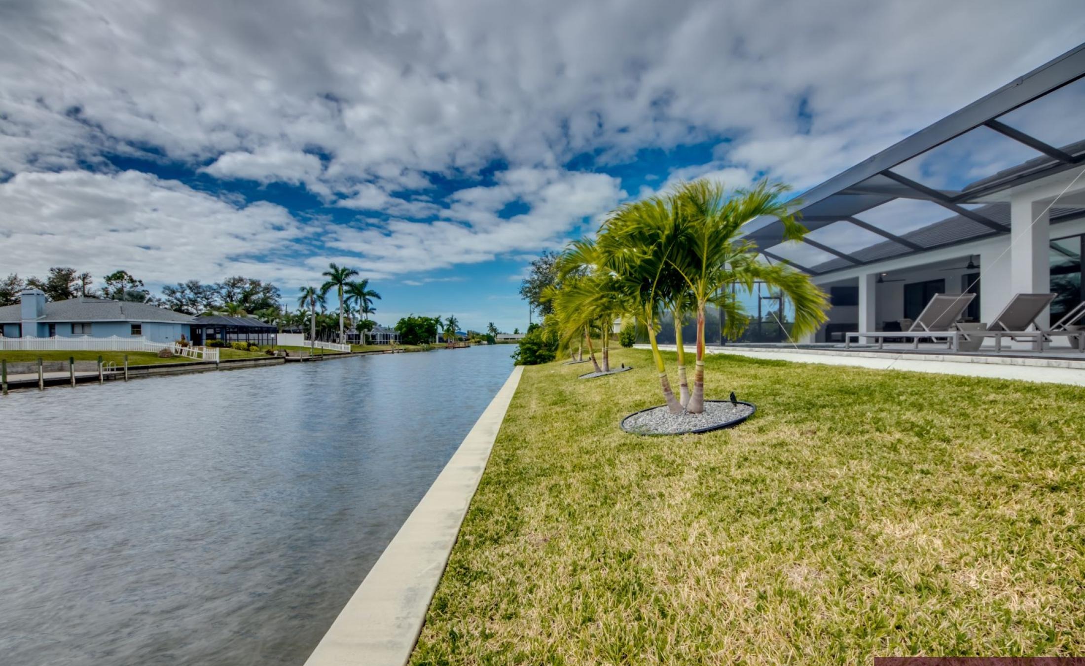 Südseitiger Poolbereich mit beheiztem Pool und Spa am Frischwasserkanal.