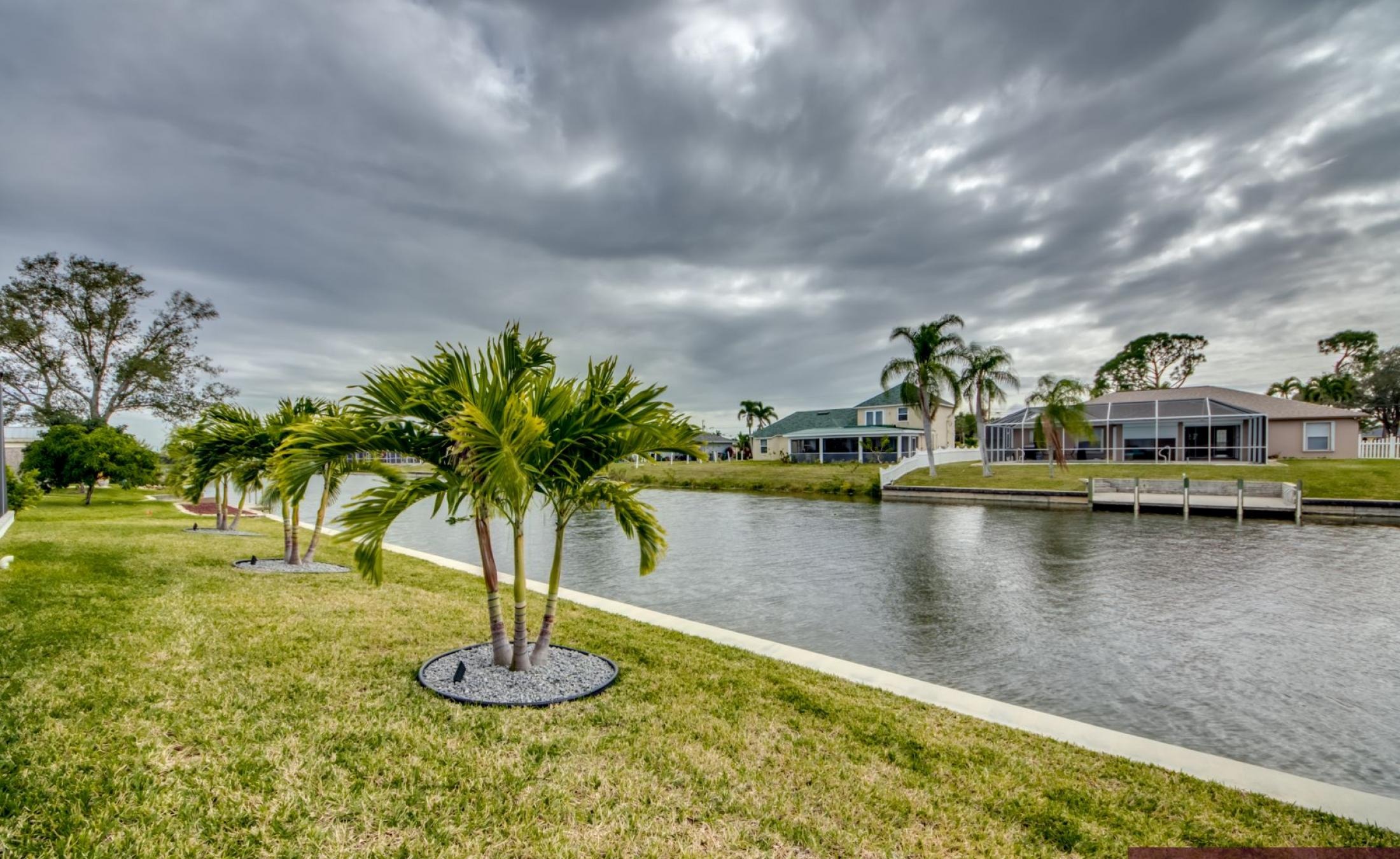 Elektrisch beheizter Pool mit Spa und Blick auf den Frischwasserkanal.