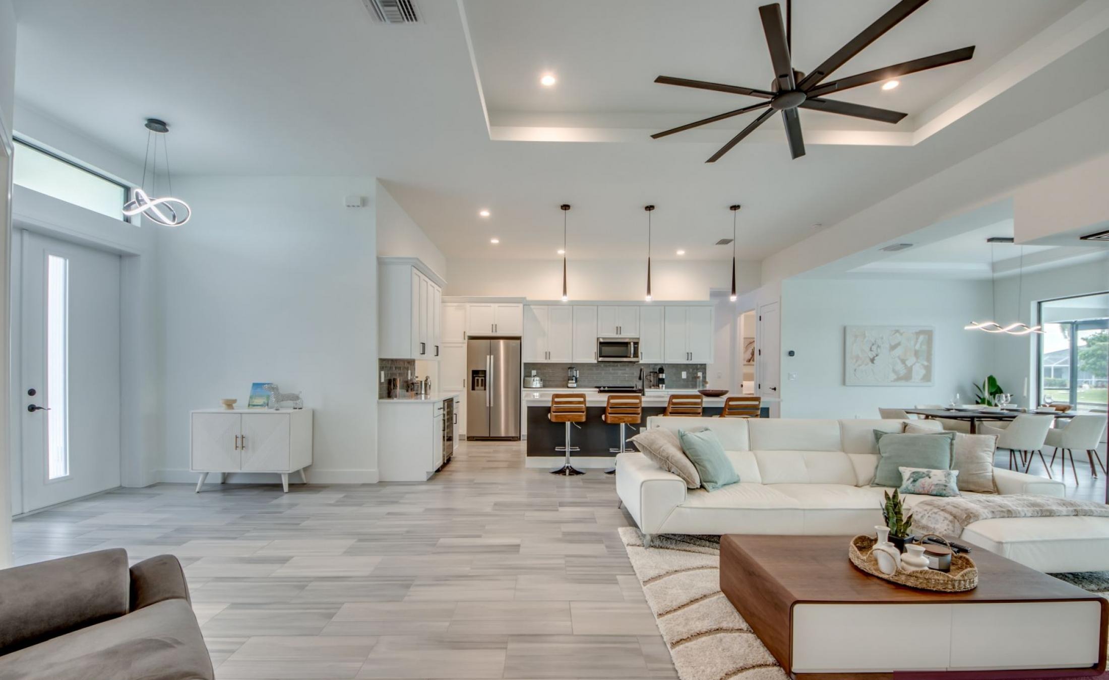 Südseitiger Poolbereich mit beheiztem Pool und Spa am Frischwasserkanal.