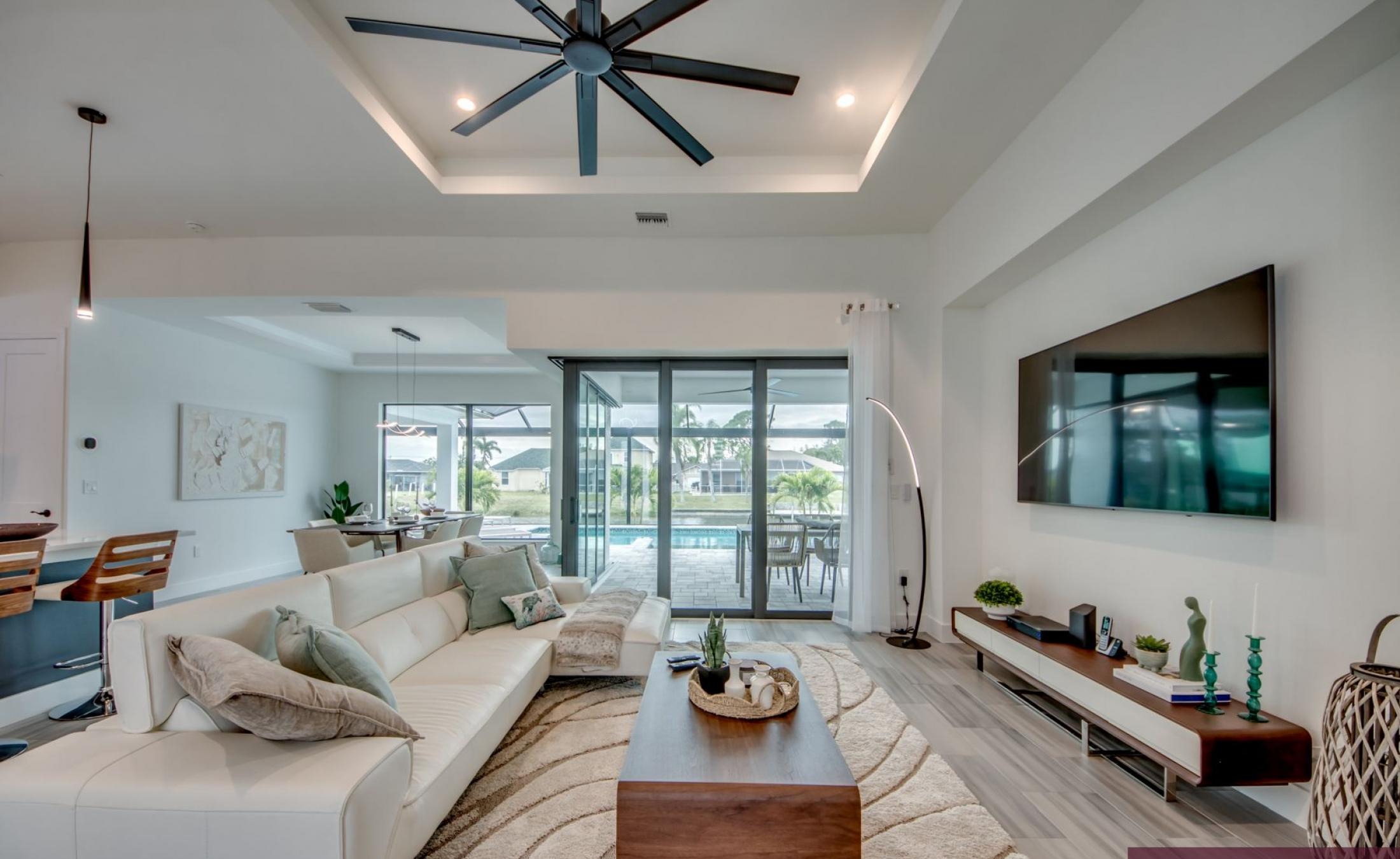 Südlich ausgerichteter Poolbereich mit beheiztem Pool und Spa am Frischwasserkanal.