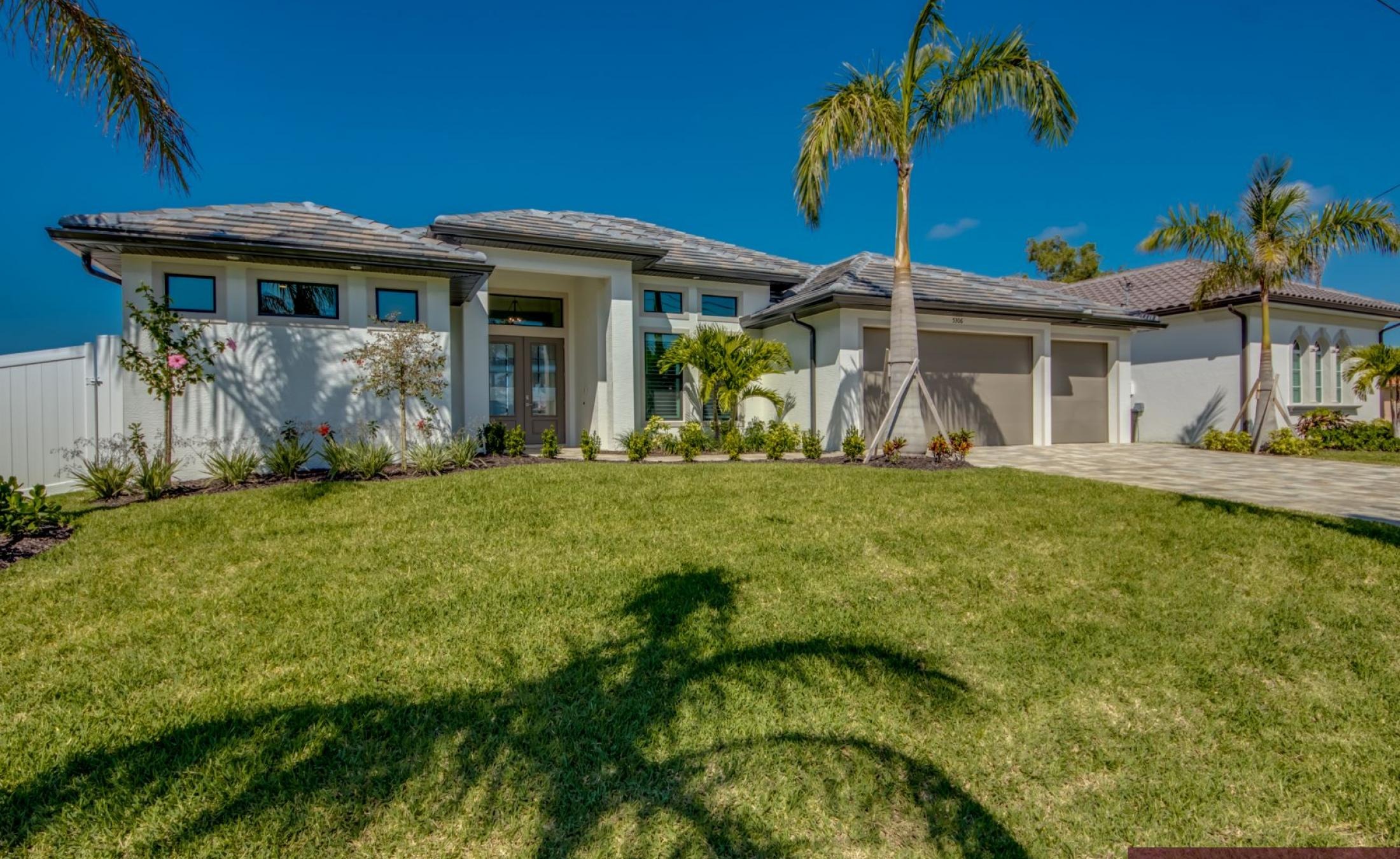Außenbereich mit beheiztem Pool, Spa und Blick auf den Kanal mit Bootsdock.