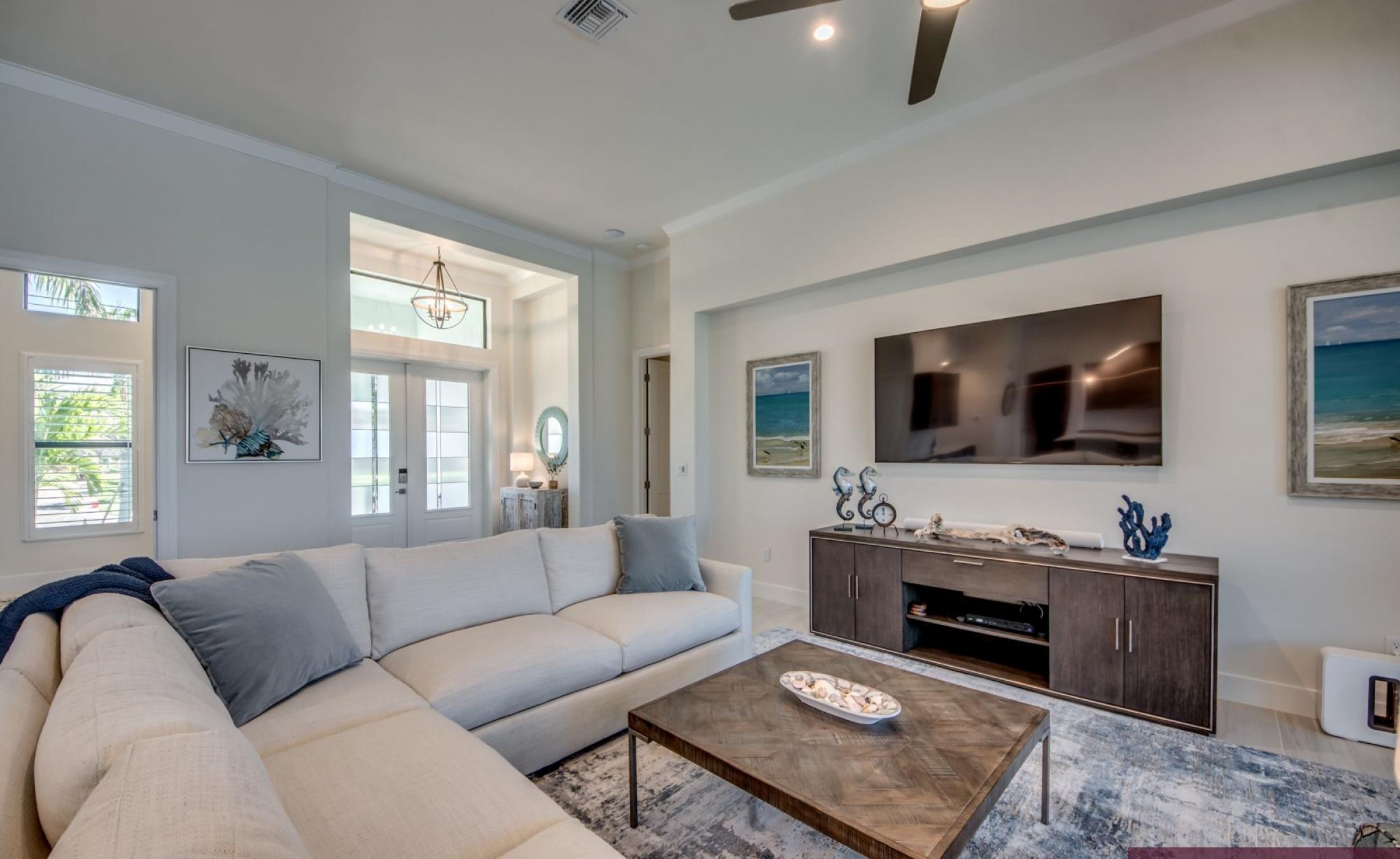 Außenbereich mit Pool, Spa und Blick auf den Kanal.