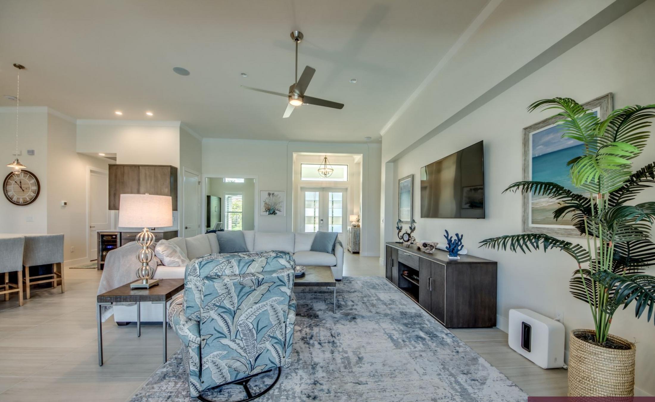 Außenbereich mit Pool, Spa und Blick auf den Kanal.