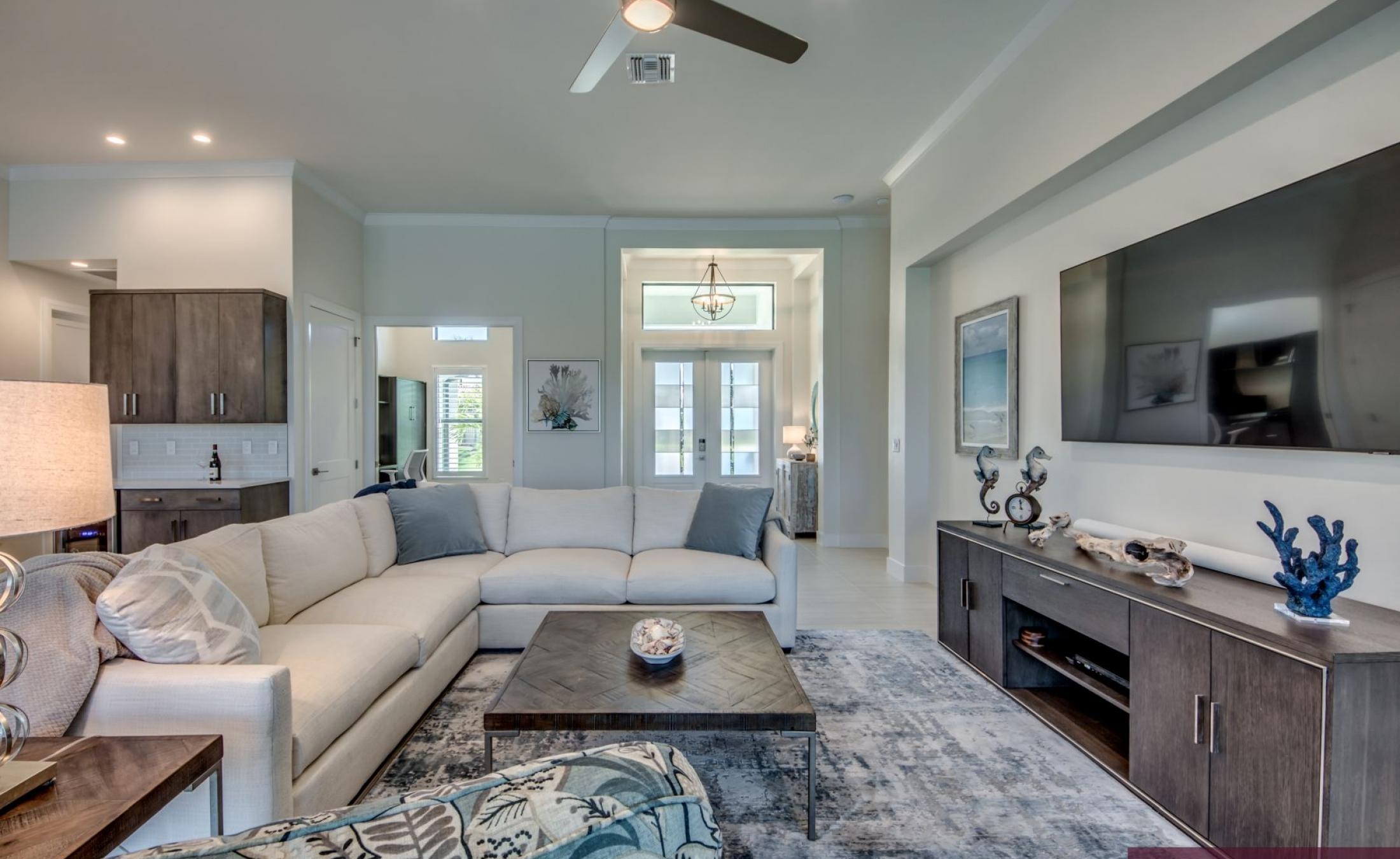 Außenbereich mit Pool, Spa und Blick auf den Kanal.