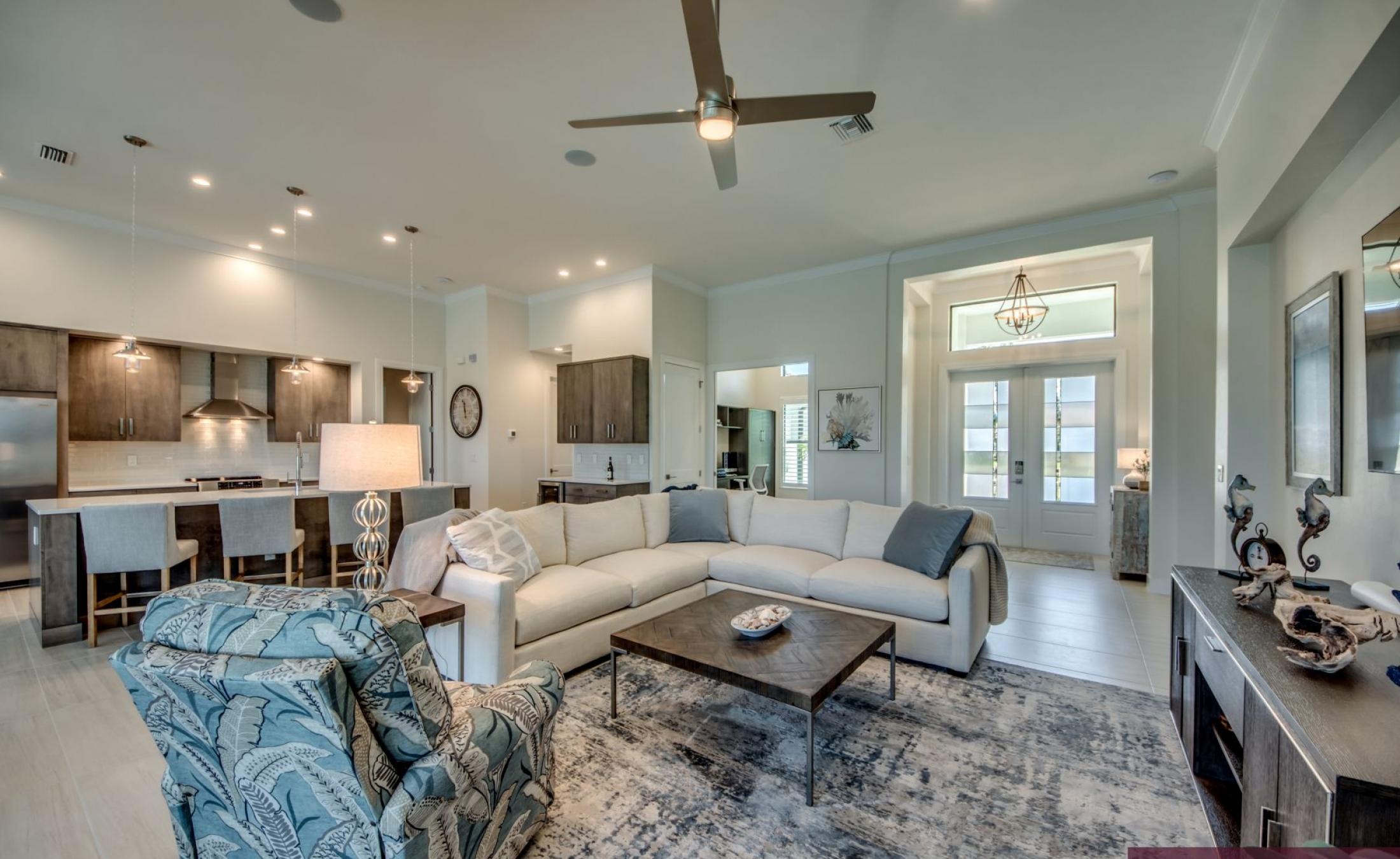 Außenbereich mit beheiztem Pool, Spa und Blick auf den Kanal.