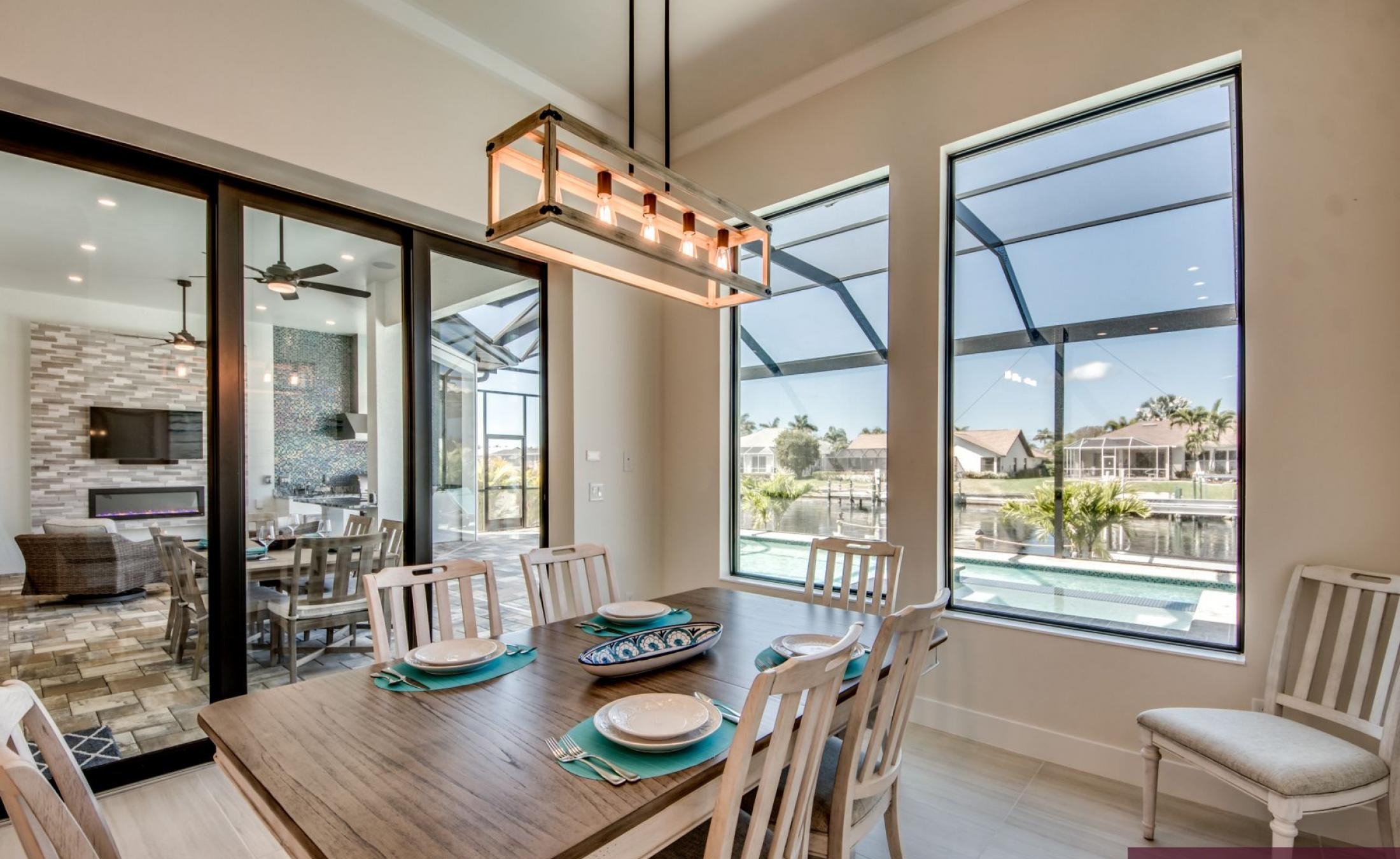 Außenbereich mit Pool, Spa und Blick auf den Kanal.