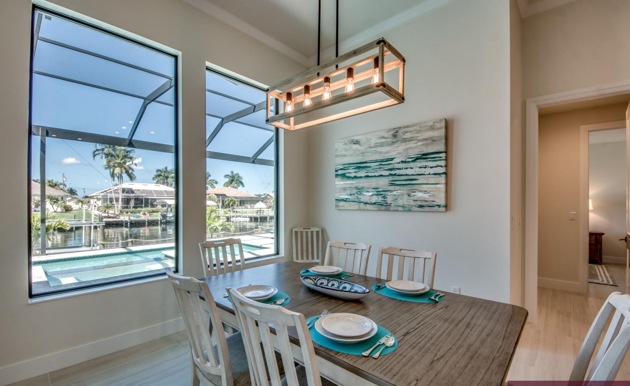 Beheizter Pool mit integriertem Spa und Blick auf den Kanal.