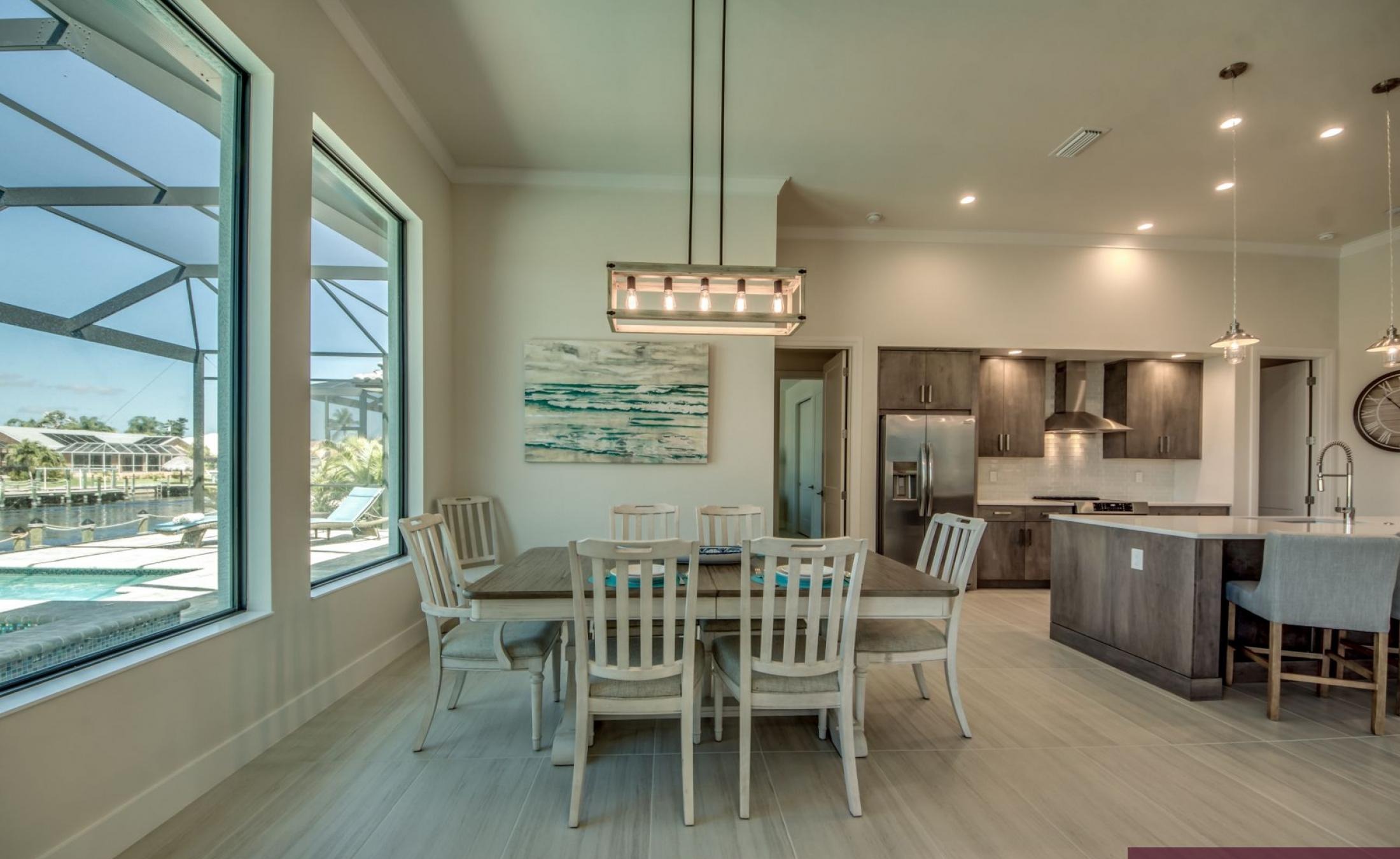 Pool- und Spa-Bereich mit Blick auf den Kanal und Bootsdock.