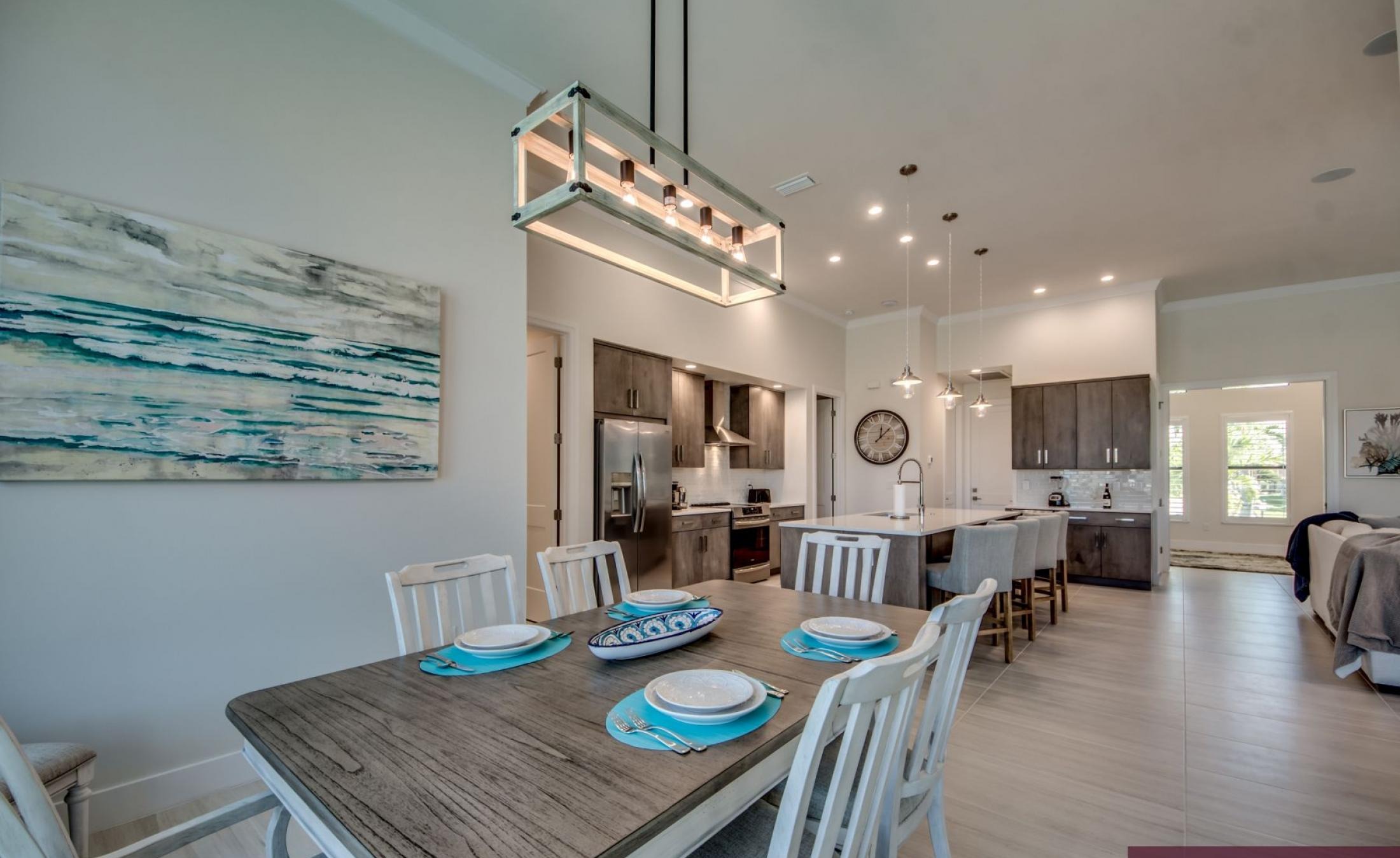 Außenbereich mit beheiztem Pool, Spa und Blick auf den Kanal.