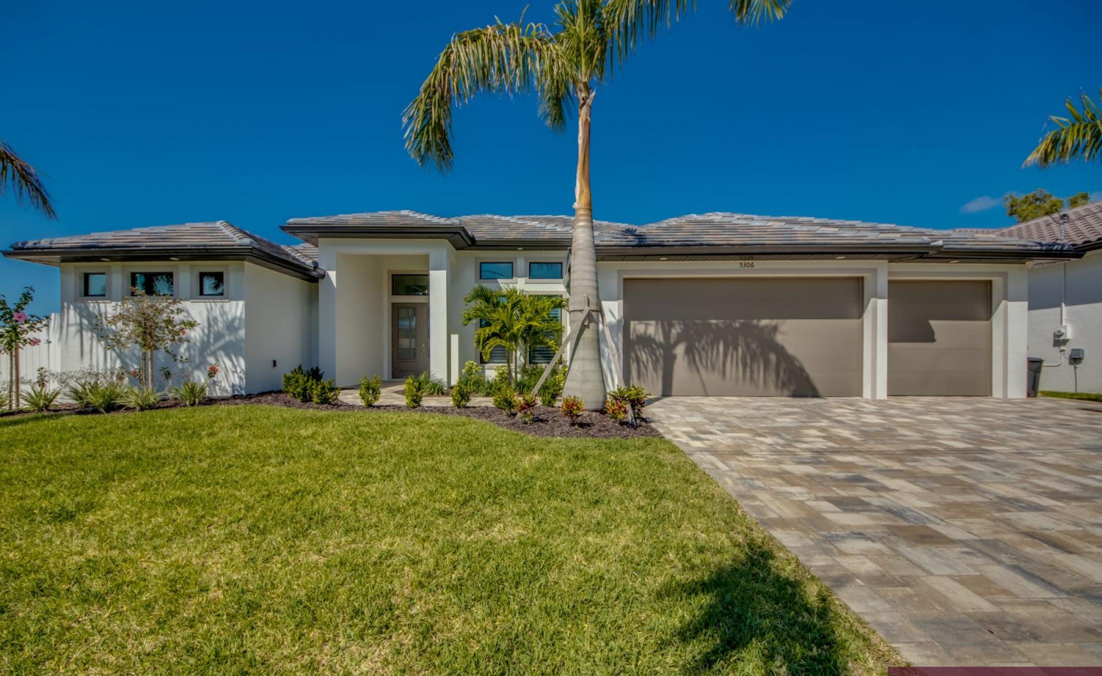 Außenbereich mit beheiztem Pool und Spa am Kanal mit Bootsdock.