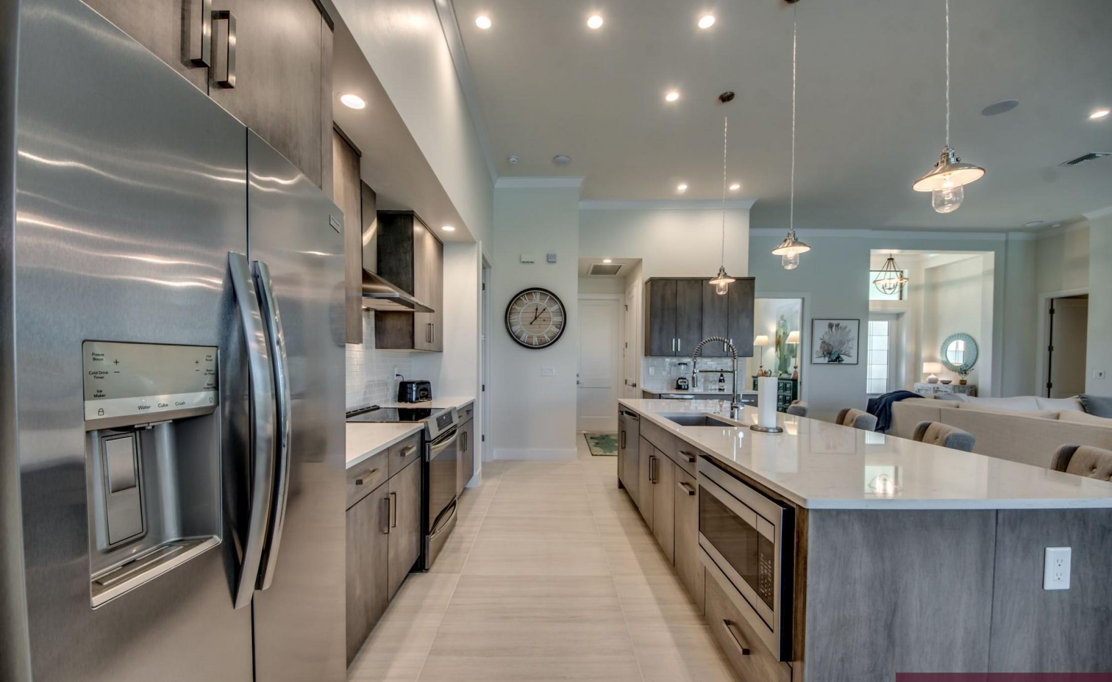 Außenbereich mit beheiztem Pool und Spa am Kanal mit Bootsdock.