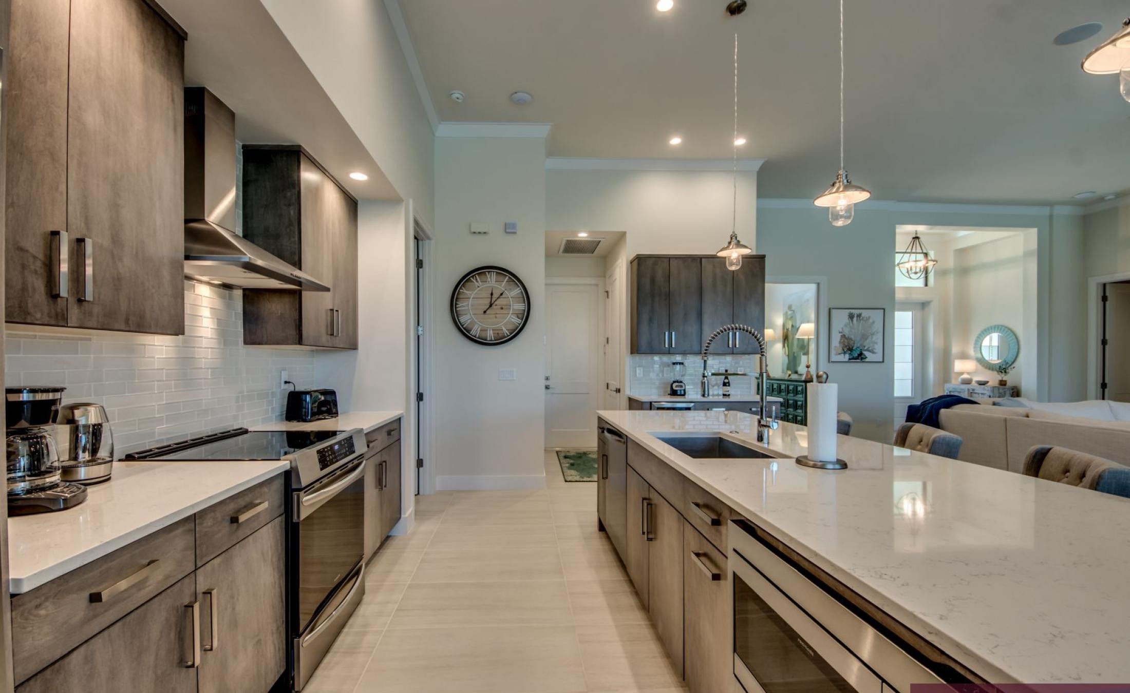 Außenbereich mit Pool, Spa und Blick auf den Kanal.