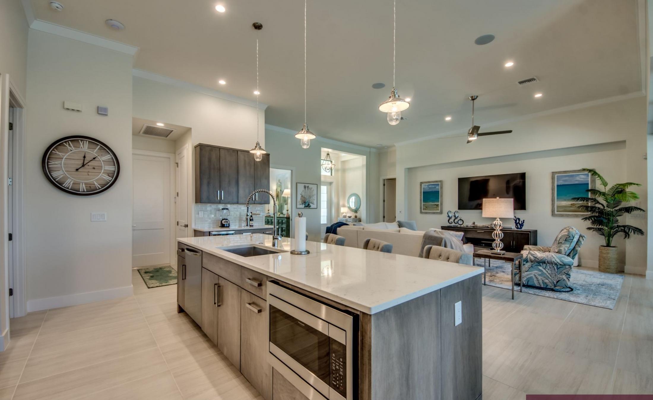 Außenbereich mit Pool, Spa und Blick auf den Kanal.