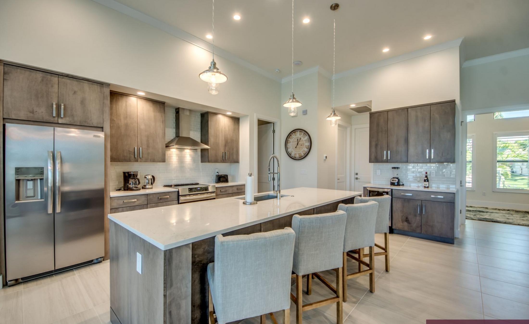 Außenbereich mit beheiztem Pool, Spa und Blick auf den Kanal mit Bootsdock.