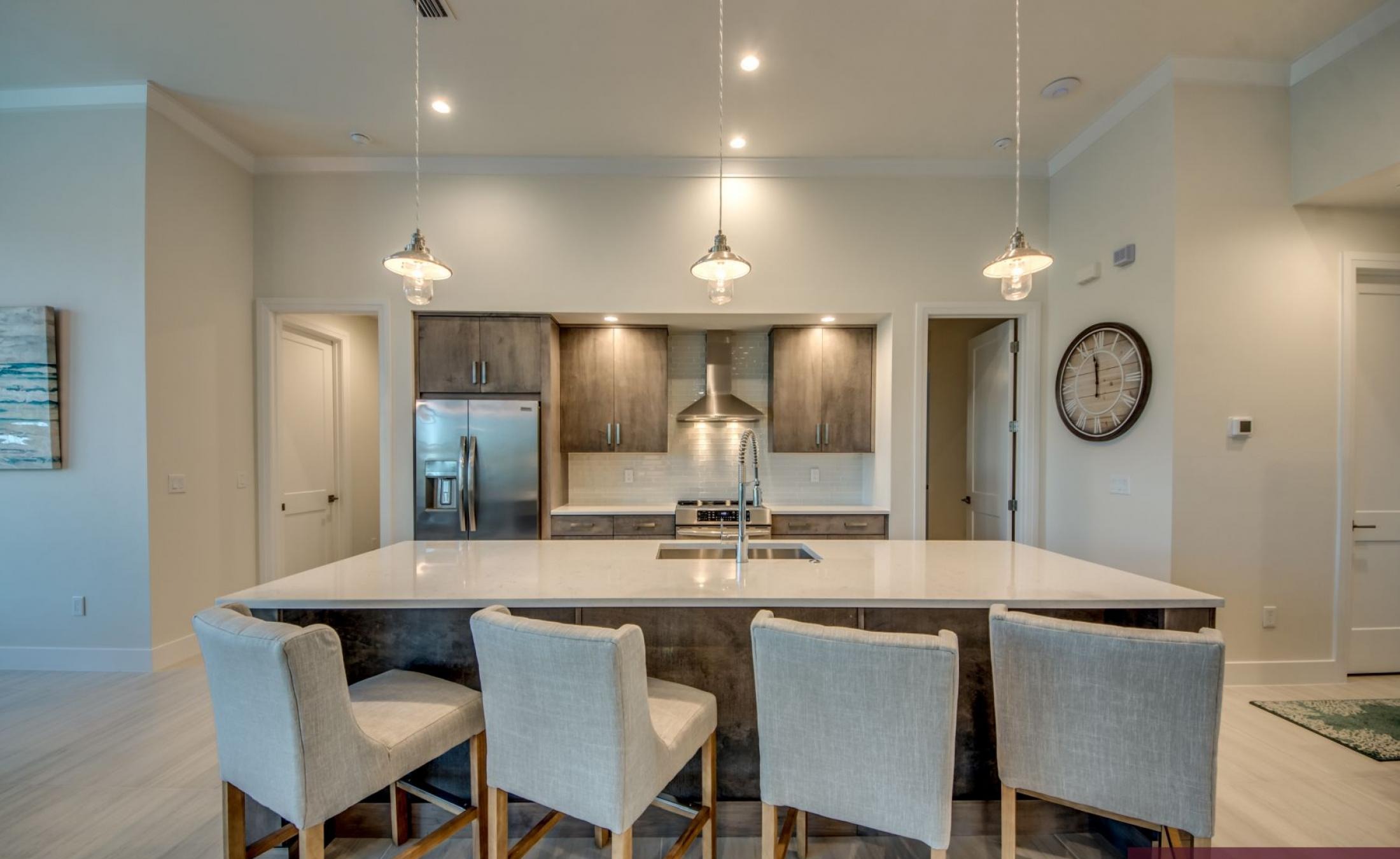 Außenbereich mit beheiztem Pool, Spa und Blick auf den Kanal.