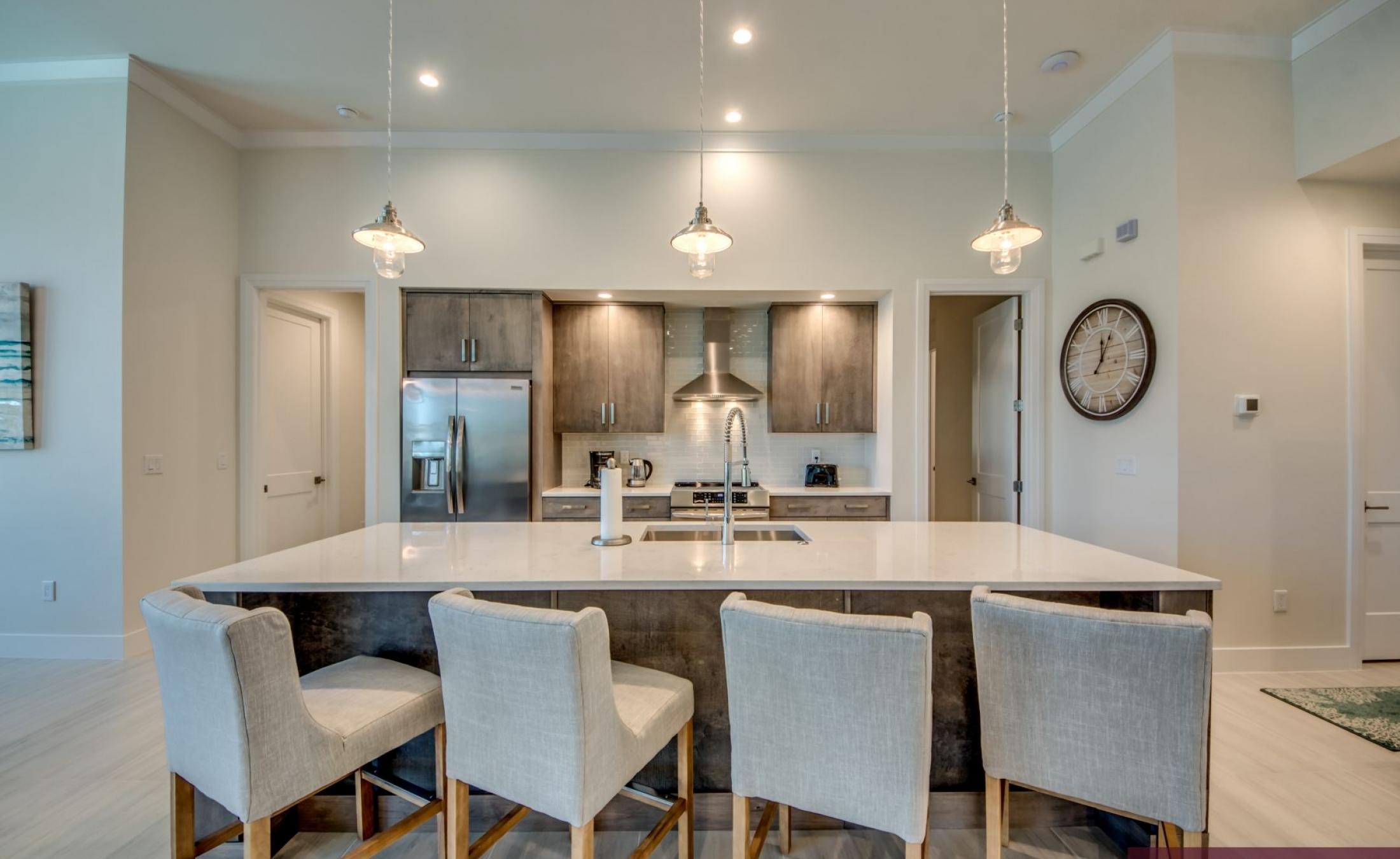 Außenbereich mit beheiztem Pool und Spa am Kanal mit Bootsdock.