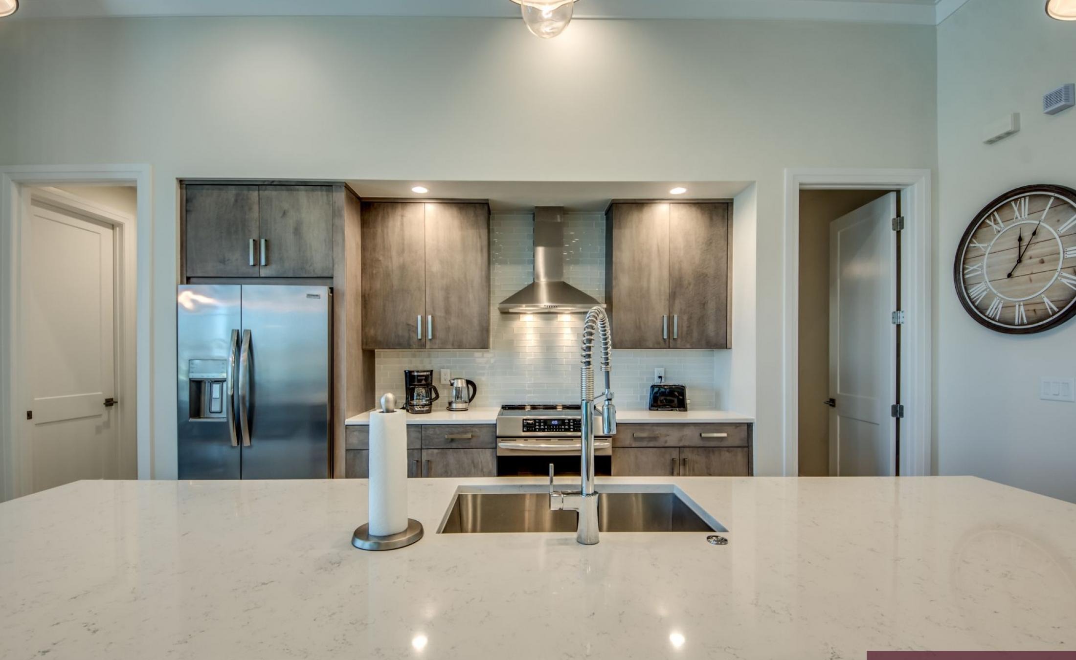 Außenbereich mit Pool, Spa und Blick auf den Kanal.