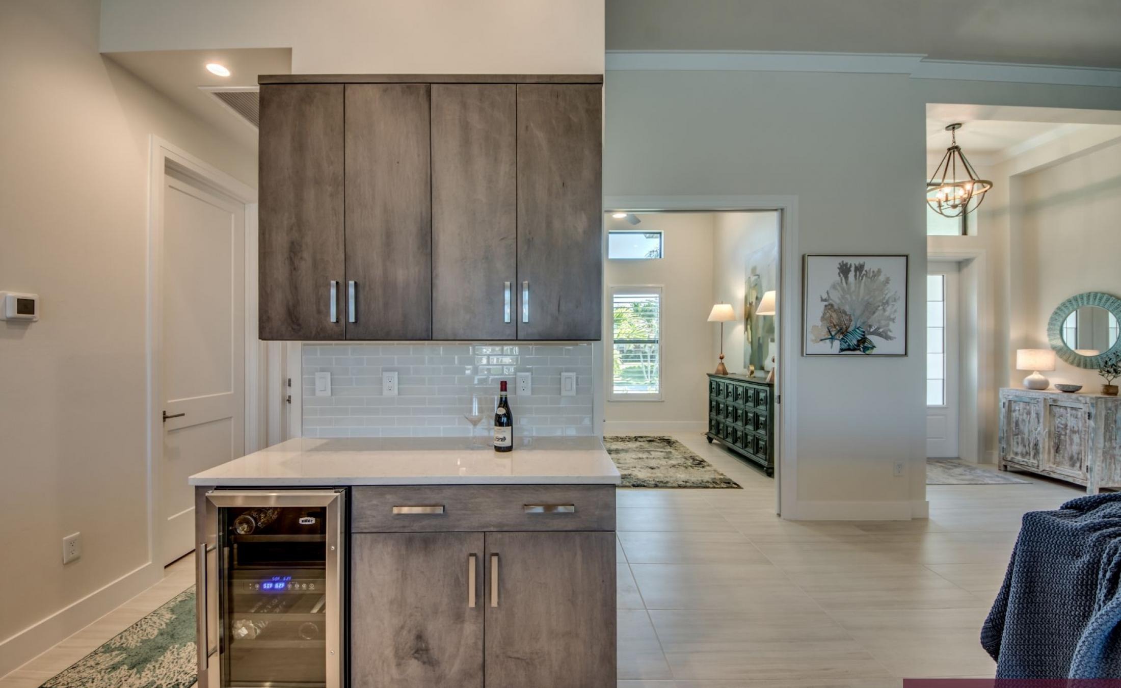 Außenbereich mit beheiztem Pool, Spa und Blick auf den Kanal.