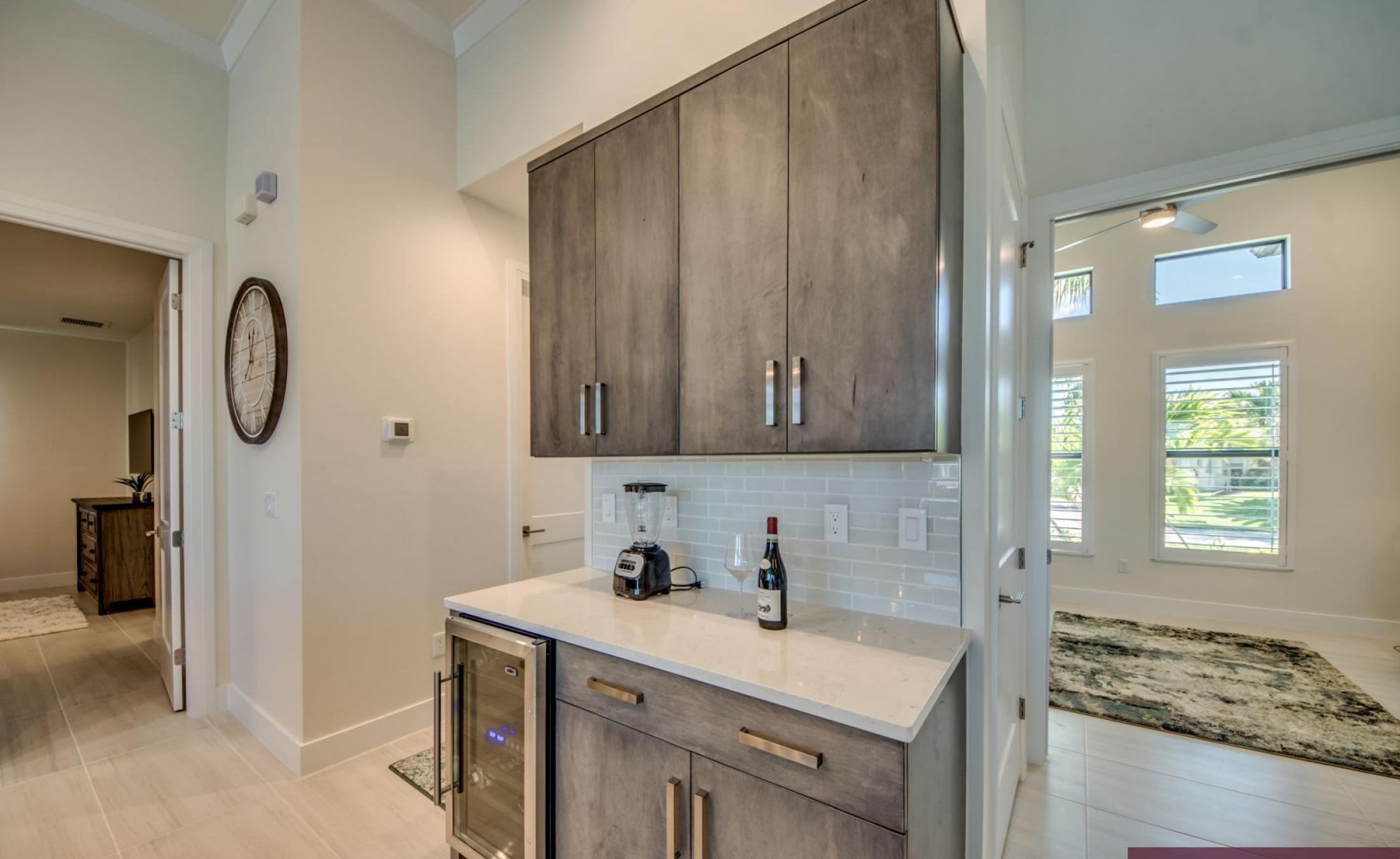 Außenbereich mit beheiztem Pool und Spa am Kanal mit Bootsdock.