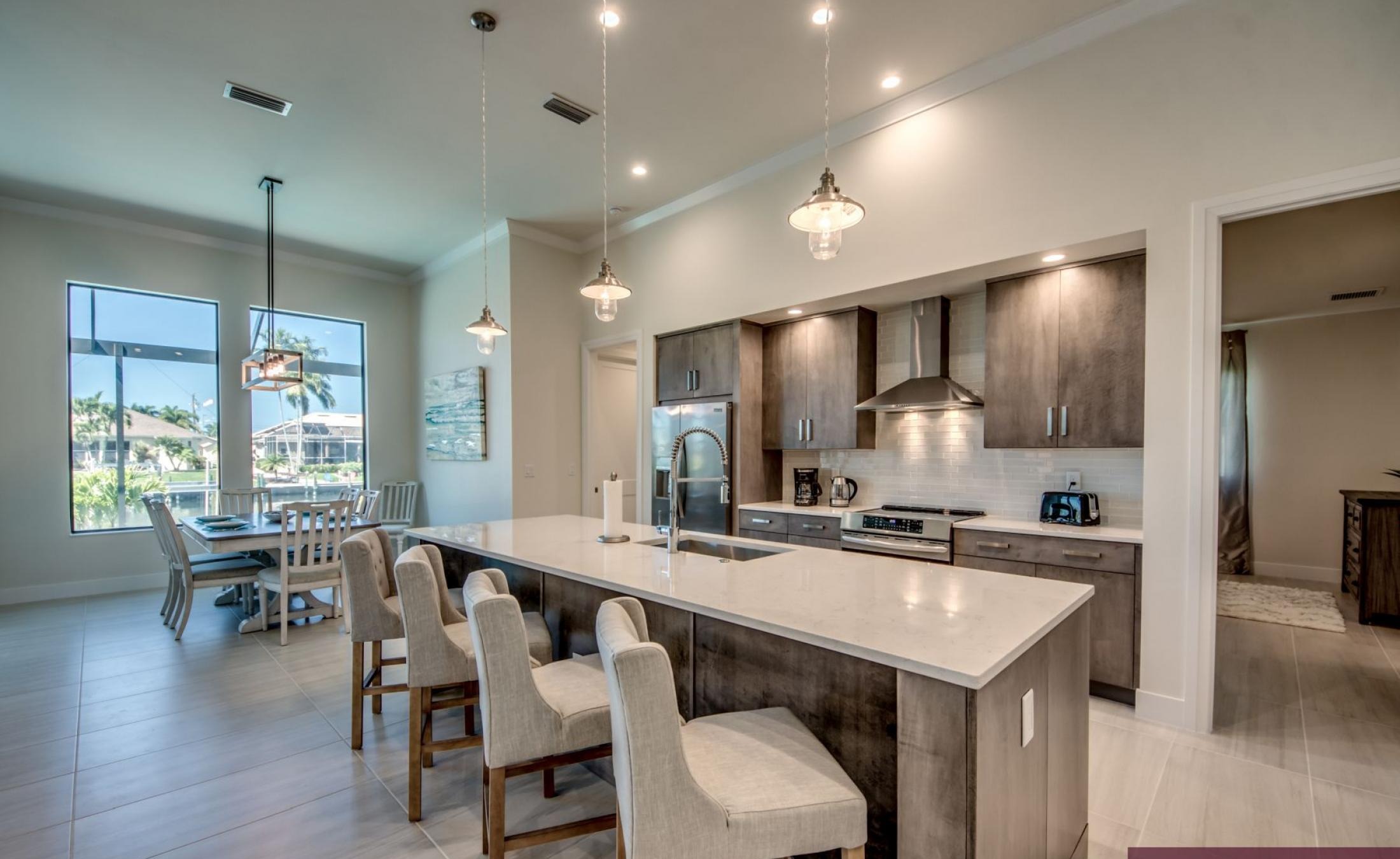 Außenbereich mit beheiztem Pool, Spa und Blick auf den Kanal.