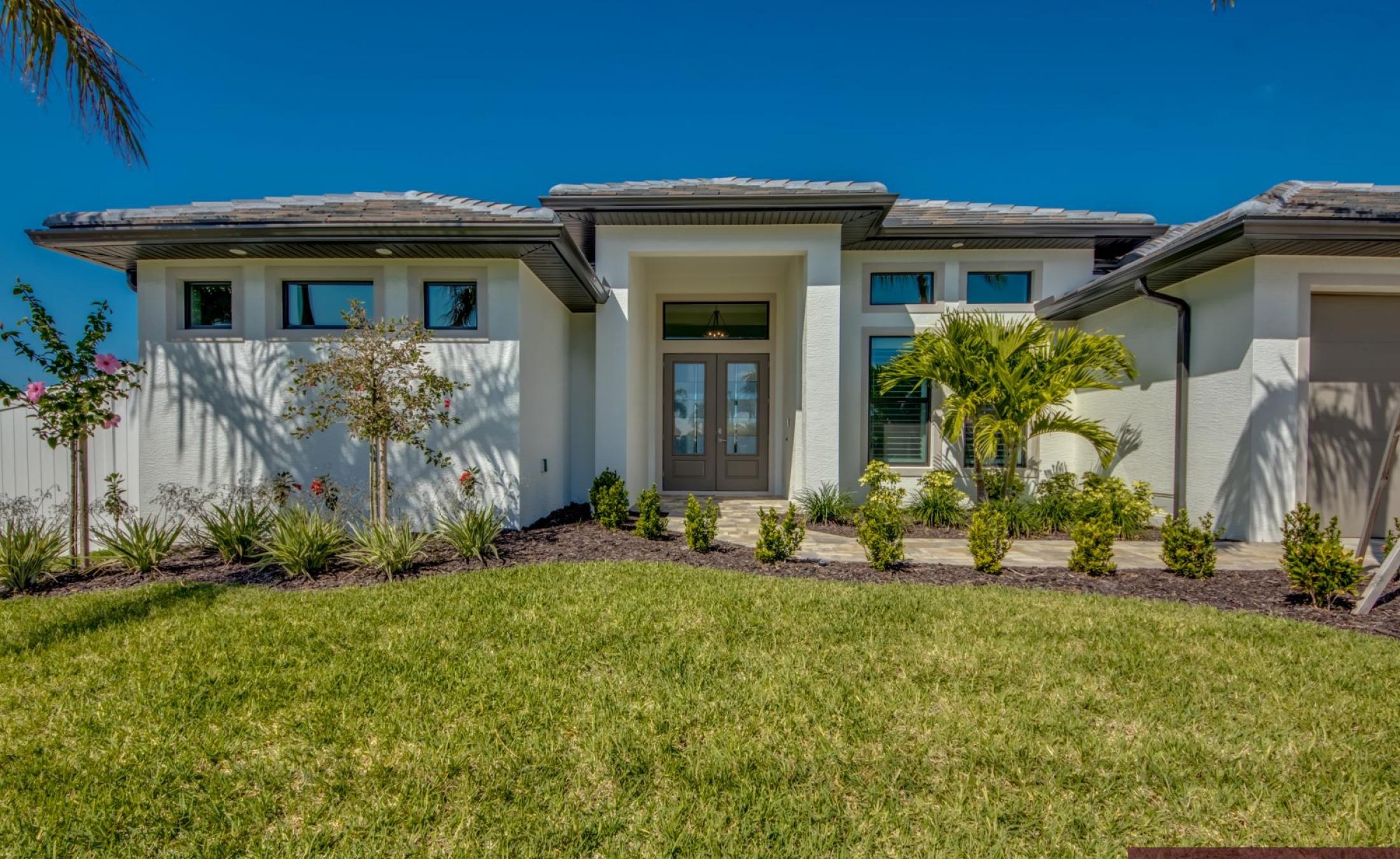 Beheizter Pool mit Spa am Kanal mit Bootsdock.