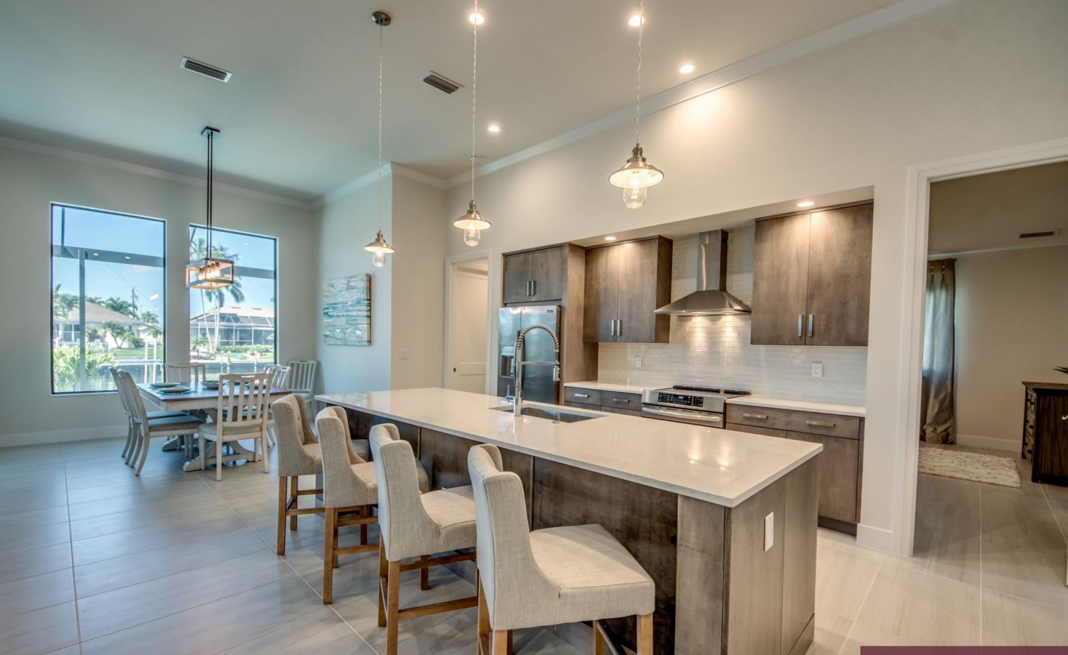 Außenbereich mit Pool, Spa und Blick auf den Kanal.