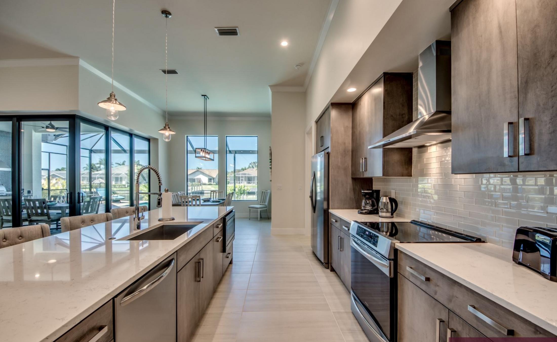 Außenbereich mit beheiztem Pool, Spa und Blick auf den Kanal.