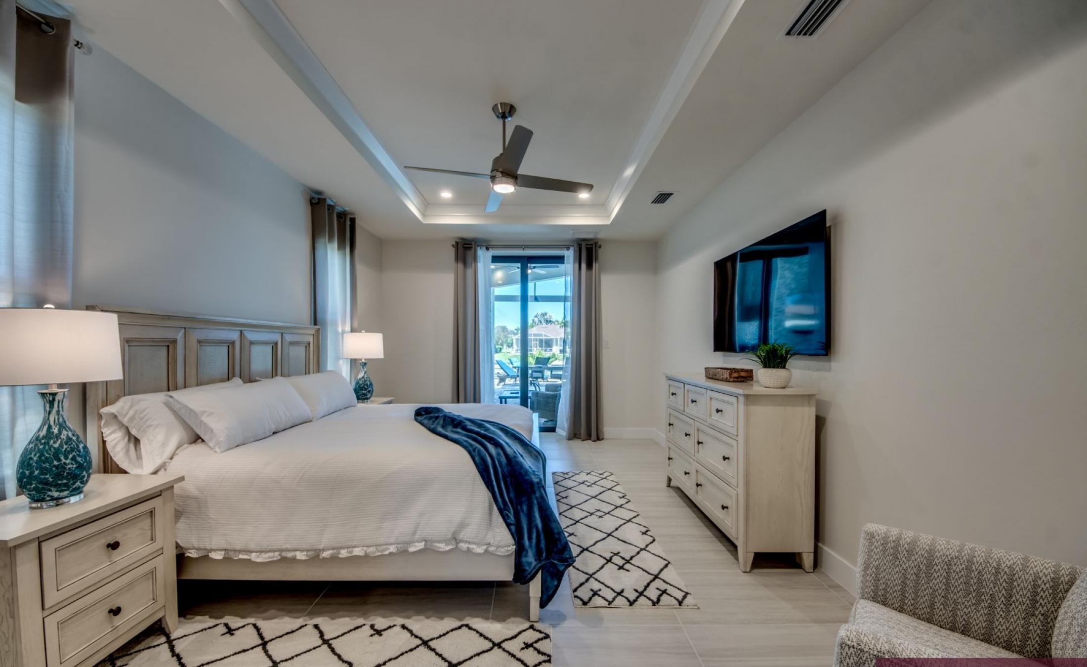 Beheizter Pool mit Spa und Blick auf den Kanal.