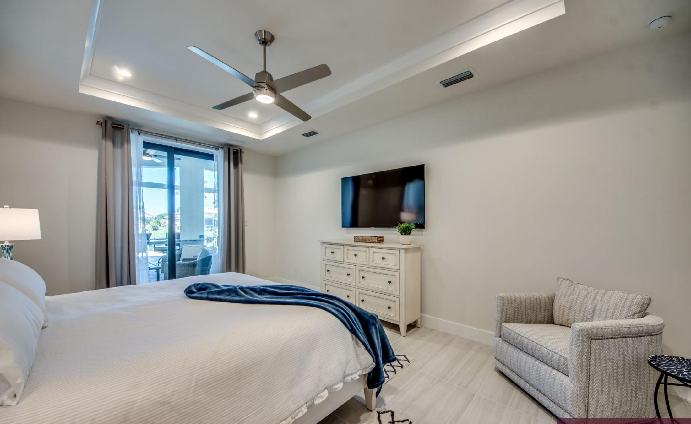 Außenbereich mit beheiztem Pool, Spa und Blick auf den Kanal.