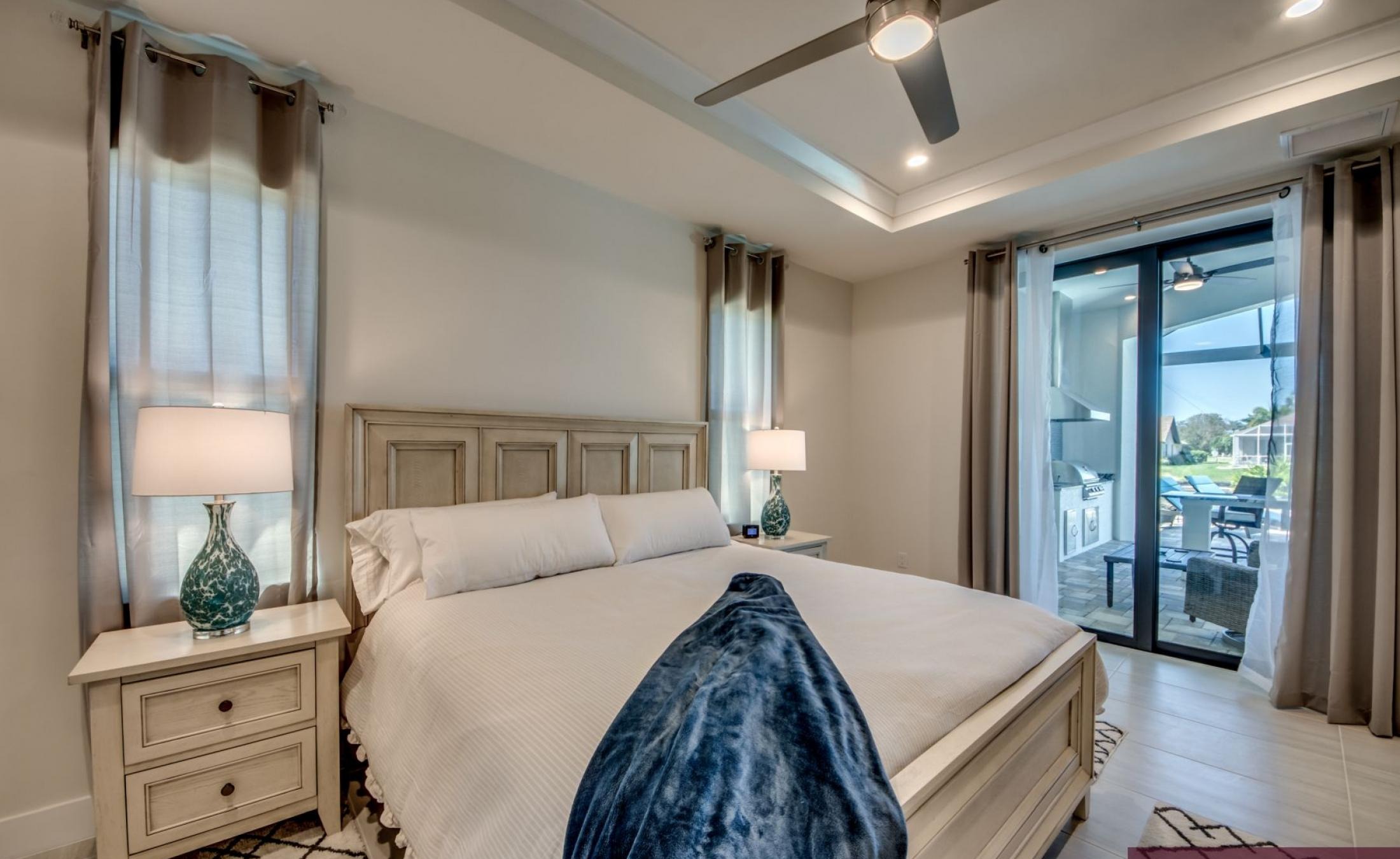 Outdoor-Bereich mit Pool, Spa und Blick auf den Kanal.