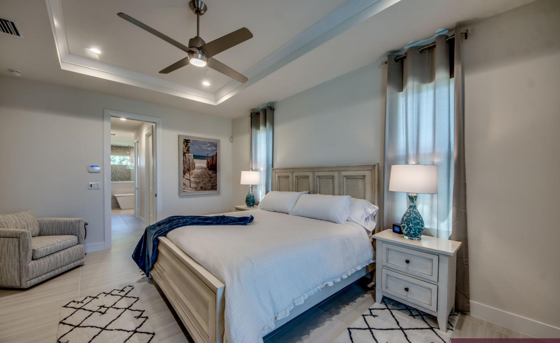 Außenbereich mit beheiztem Pool, Spa und Blick auf den Kanal.