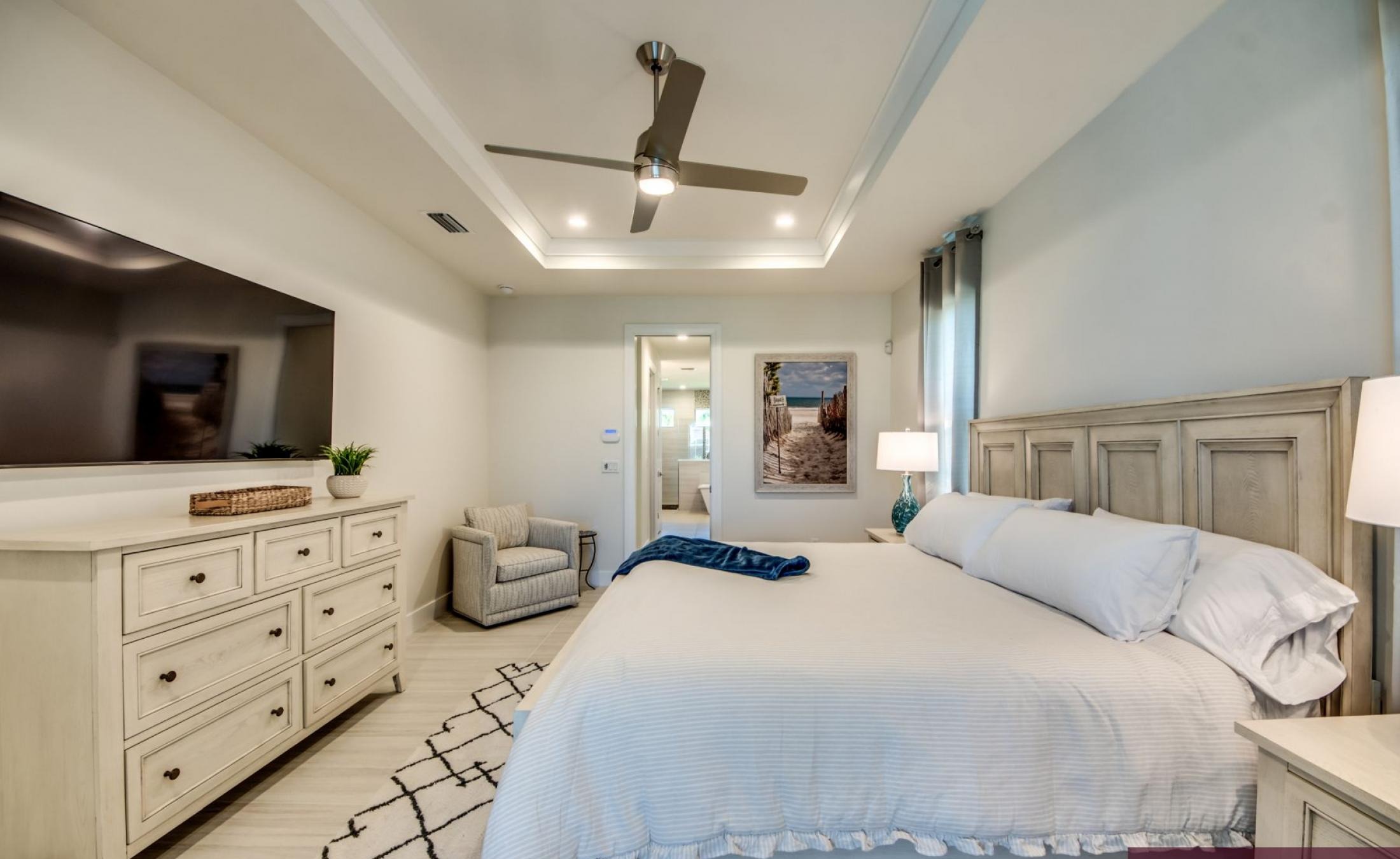 Außenbereich mit Pool und Spa am Kanal mit Bootsdock.