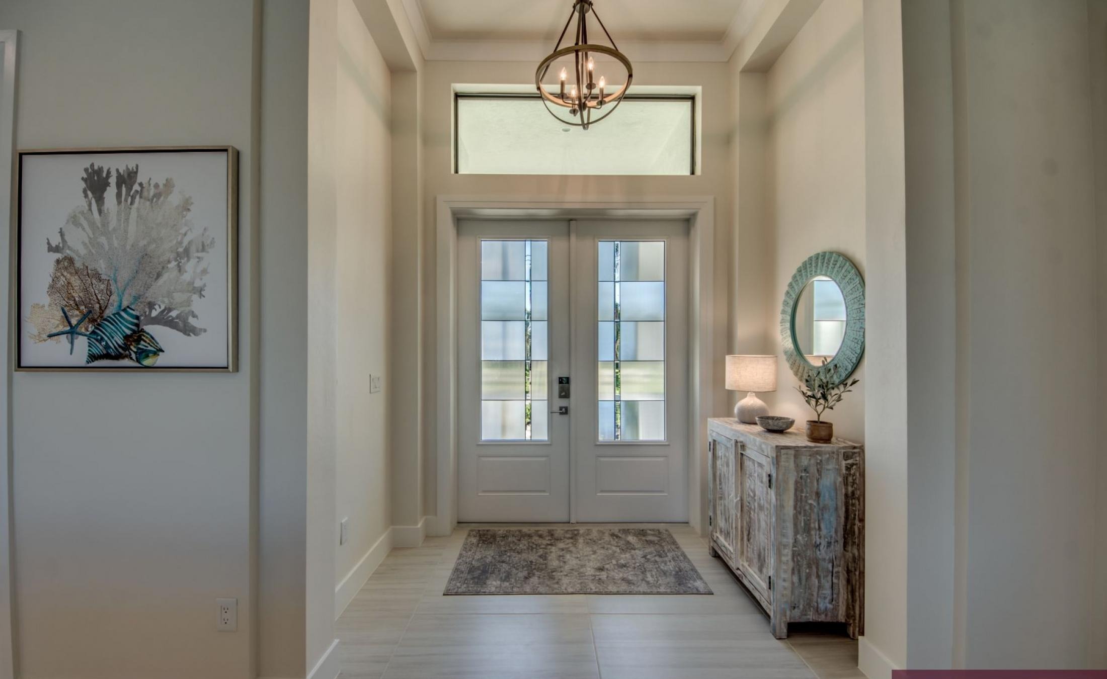 Außenbereich mit beheiztem Pool, Spa und Blick auf den Kanal mit Bootsdock.