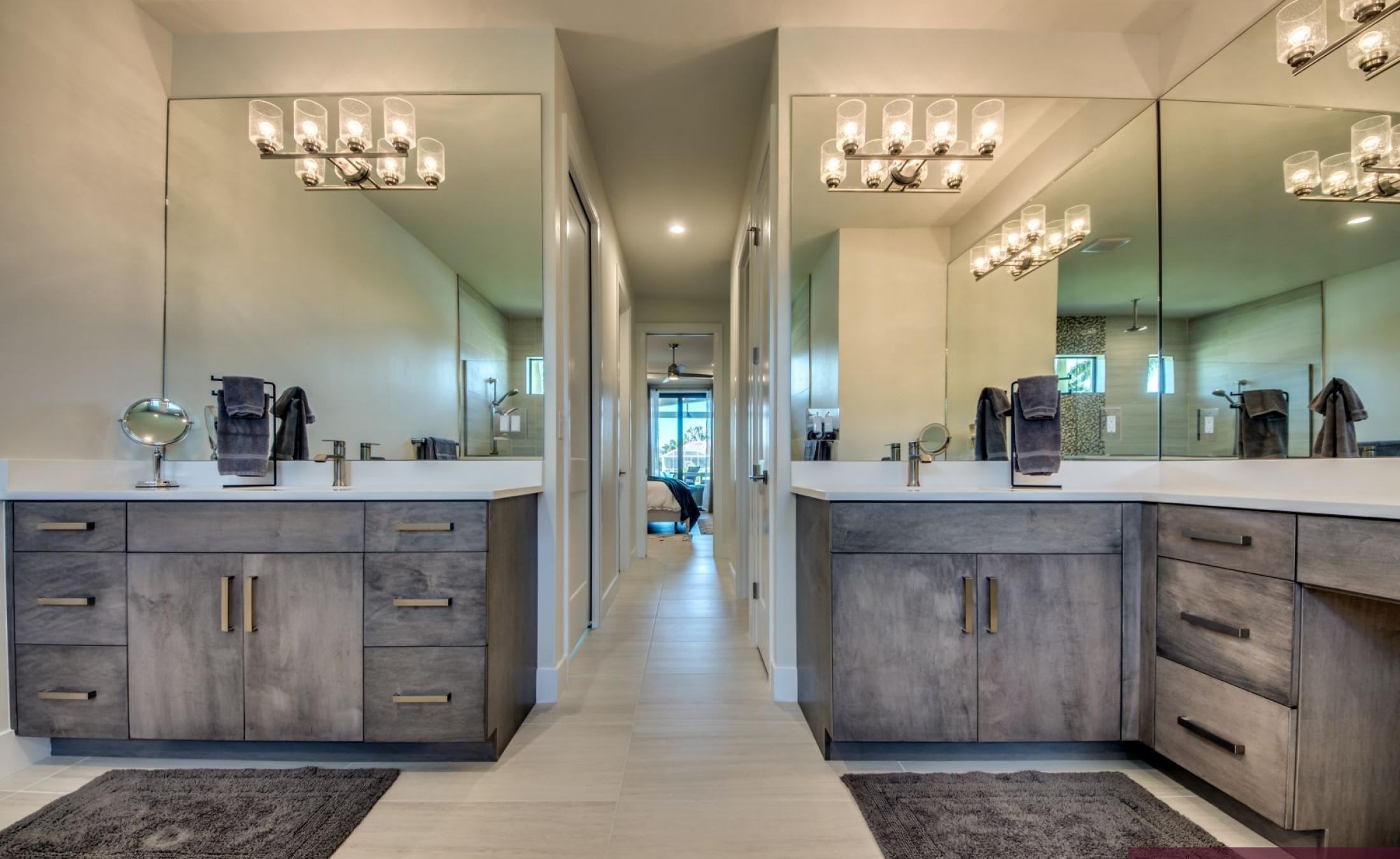 Beheizter Pool mit Spa am Kanal, Blick aufs Wasser und Bootsdock.