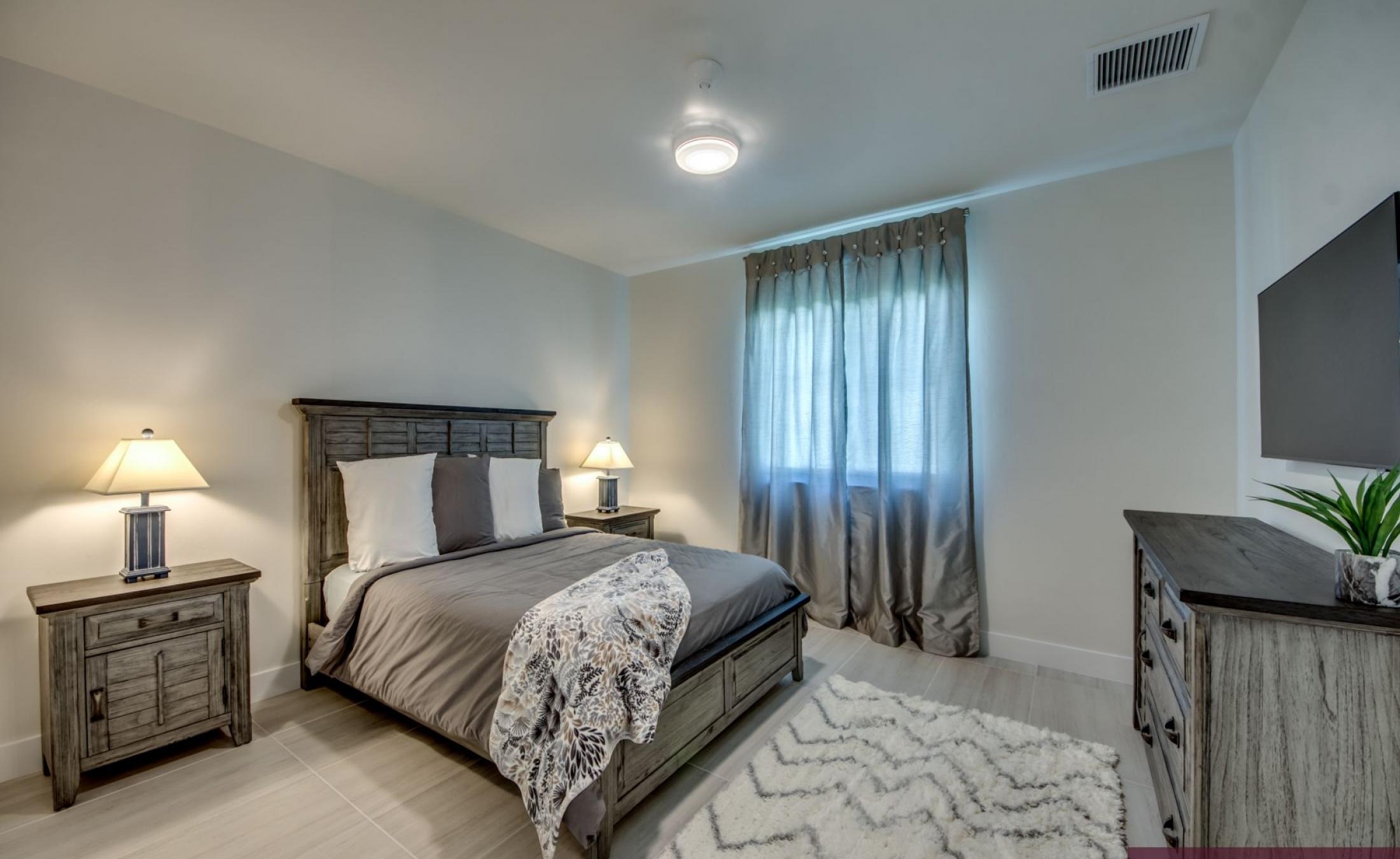 Außenbereich mit beheiztem Pool und Spa am Kanal mit Bootsdock.