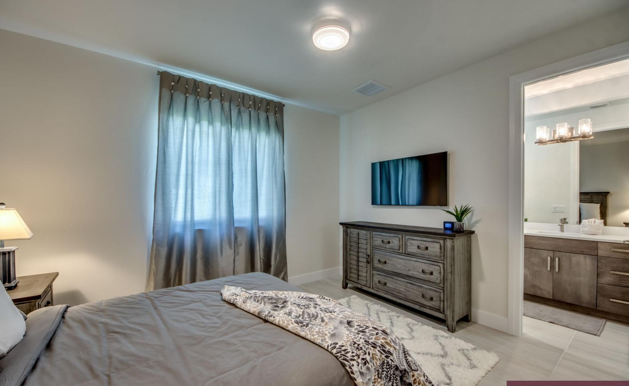 Beheizter Pool mit Spa am Kanal, Blick auf das Wasser.