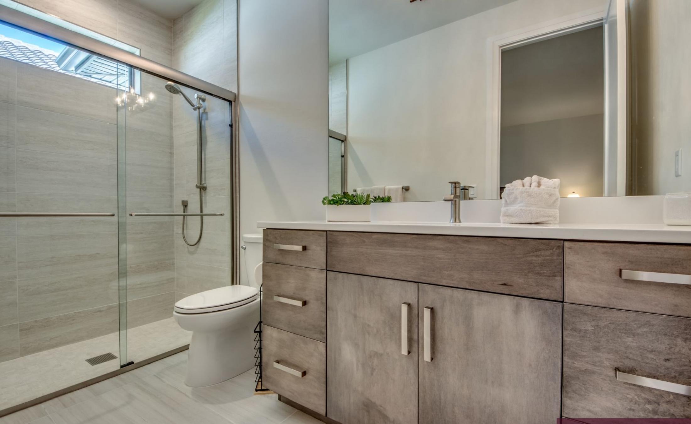 Außenbereich mit beheiztem Pool und Spa am Kanal mit Bootsdock.