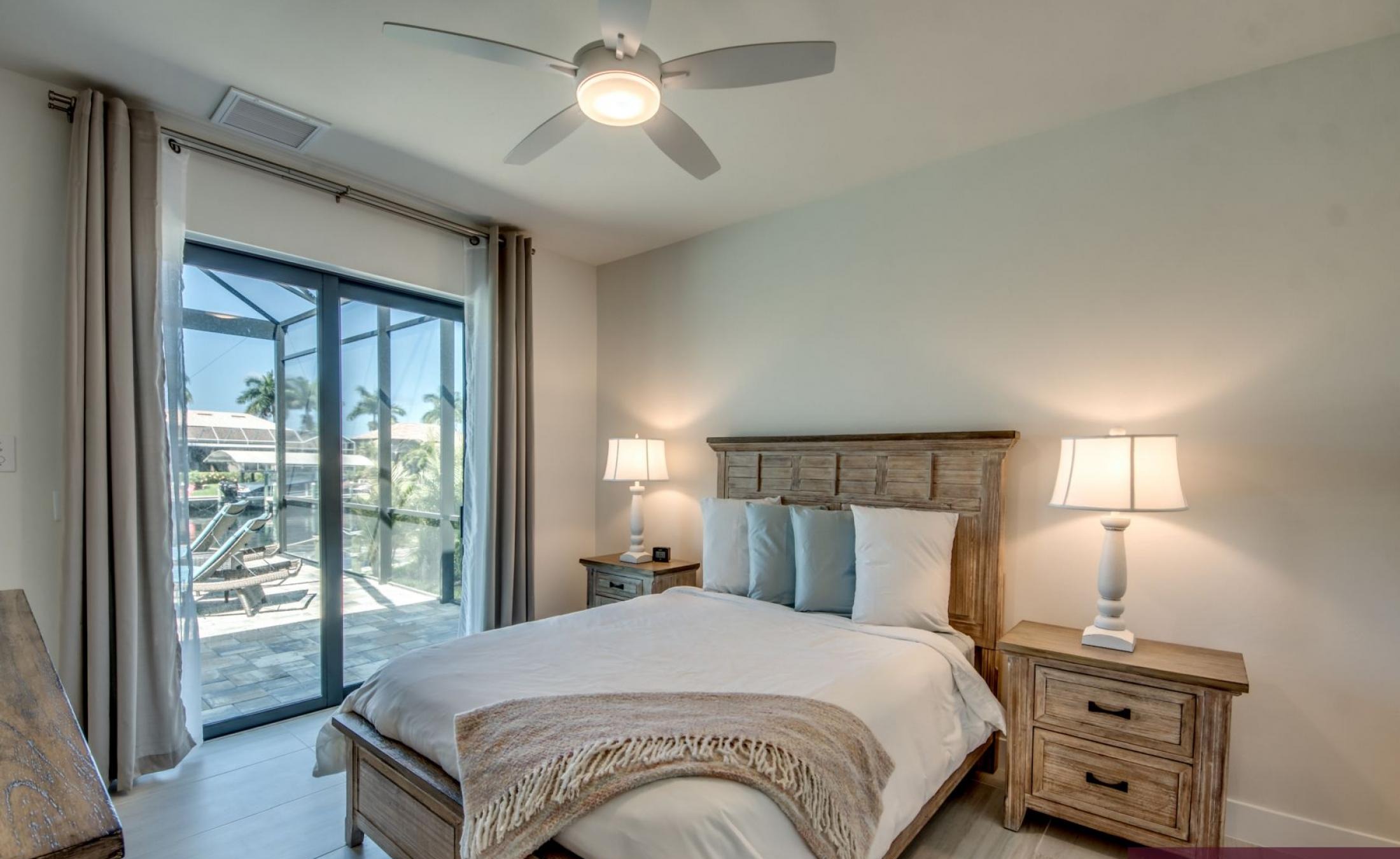 Outdoor-Bereich mit Pool, Spa und Blick auf den Kanal.