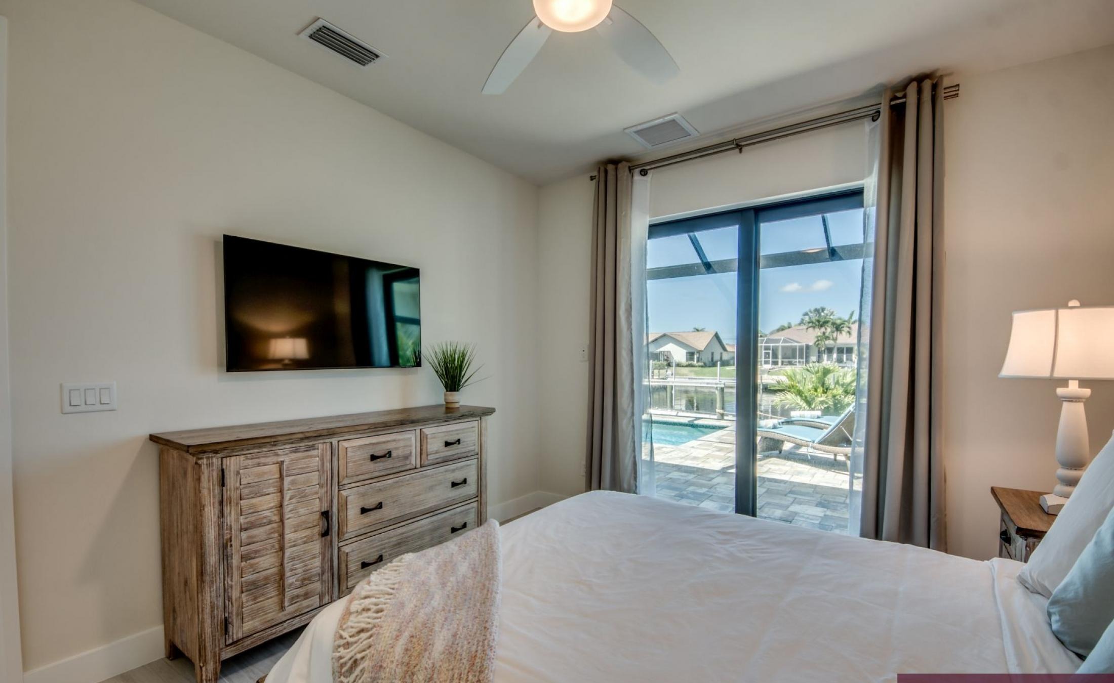 Außenbereich mit beheiztem Pool, Spa und Blick auf den Kanal.