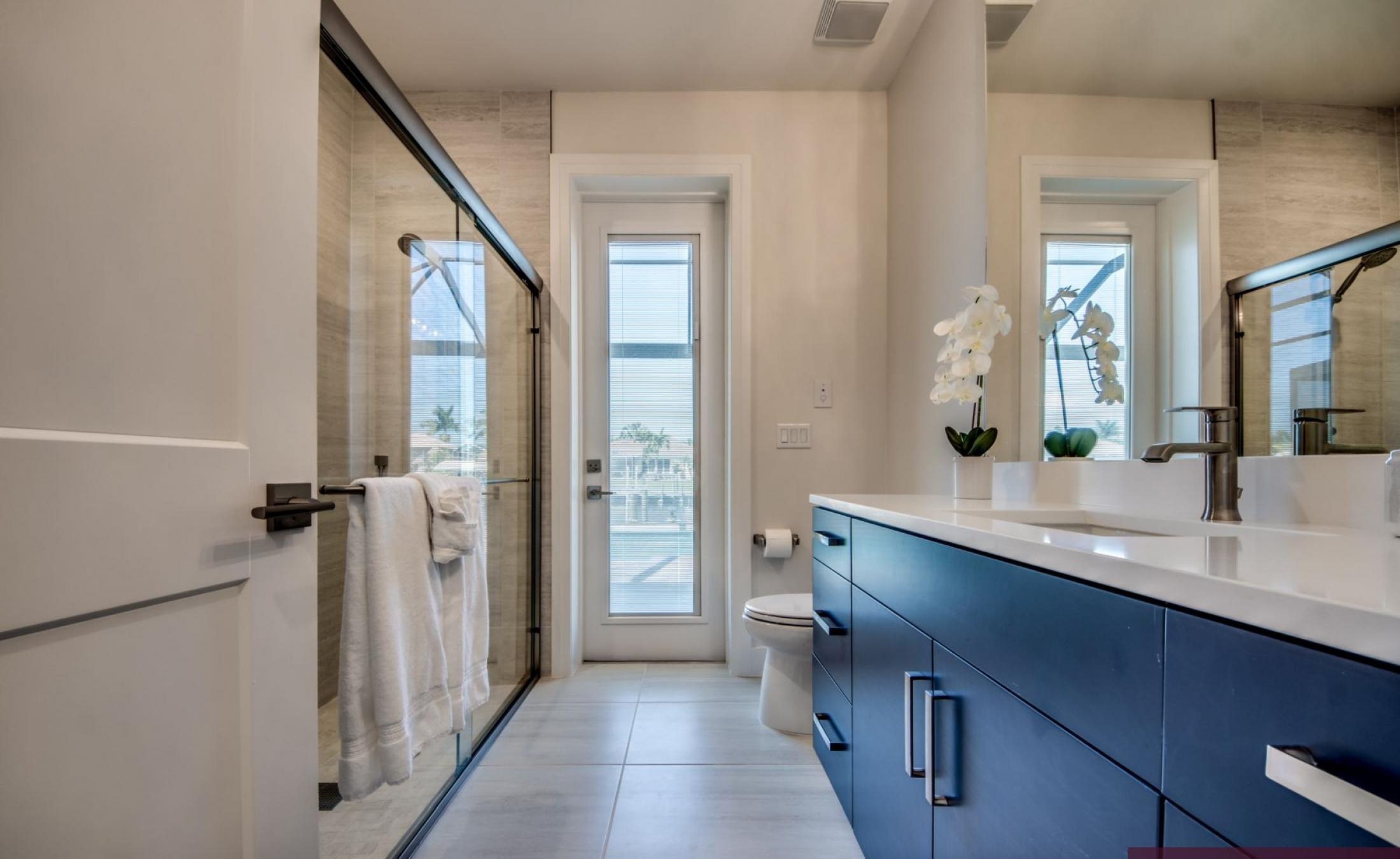 Beheizter Pool mit Spa und Blick auf den Kanal.