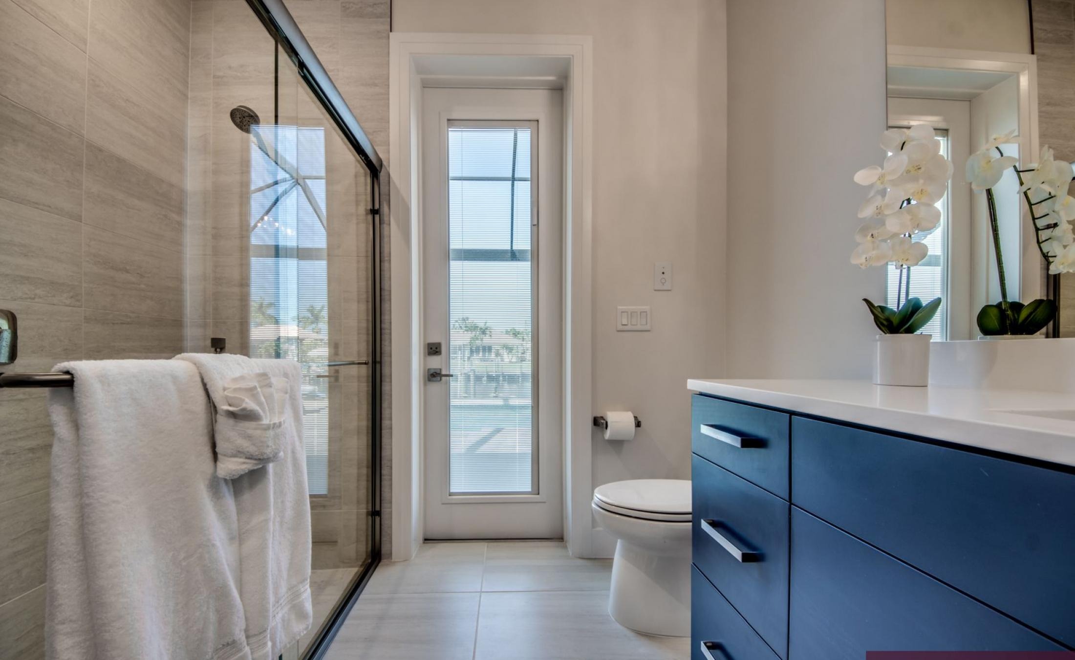 Außenbereich mit beheiztem Pool und Spa am Kanal mit Bootsdock.