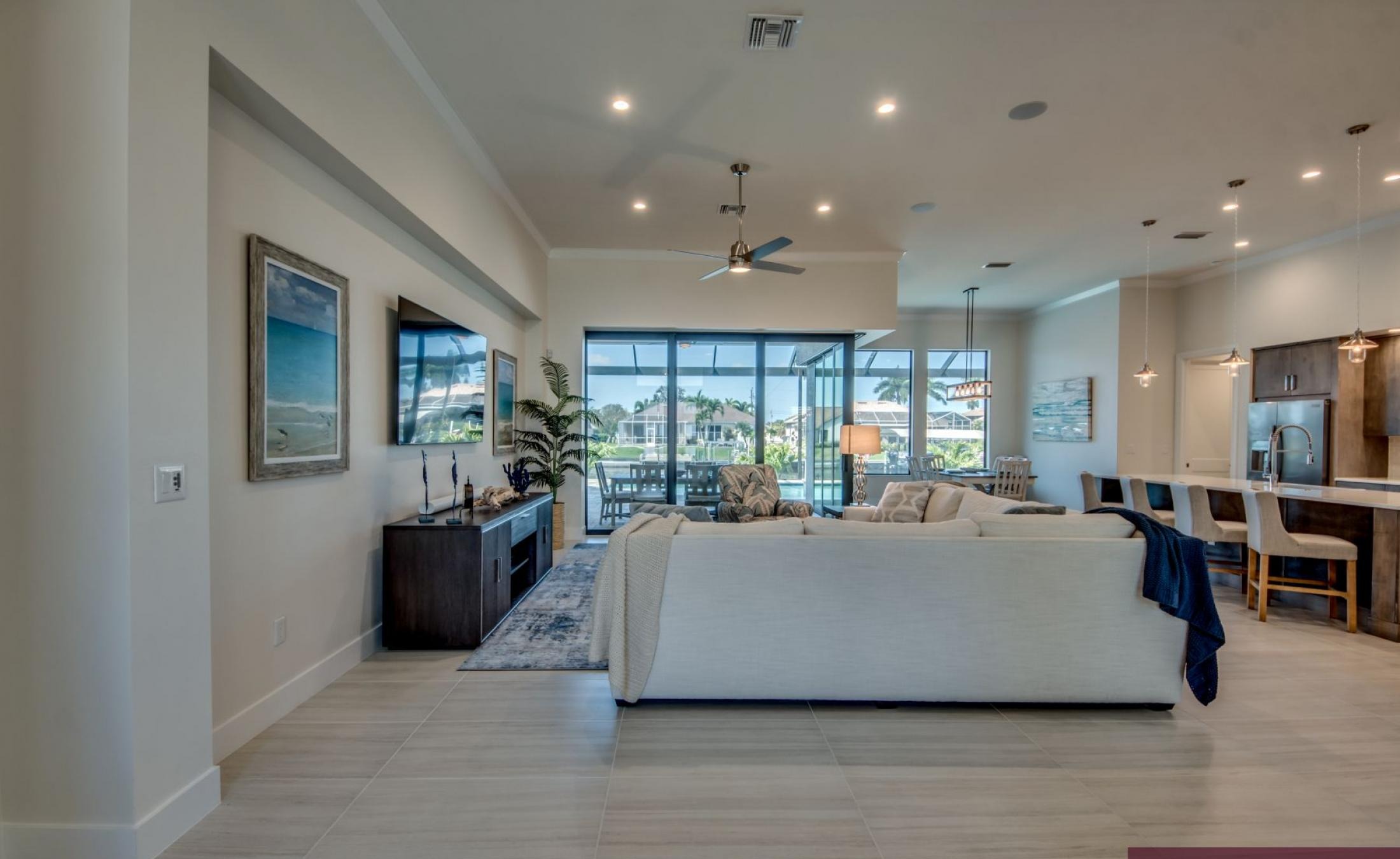 Außenbereich mit Pool, Spa und Blick auf den Kanal.