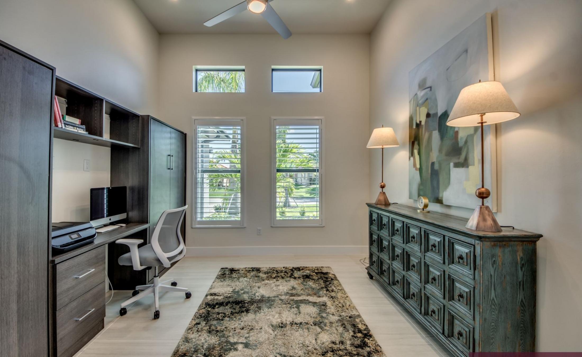 Außenbereich mit beheiztem Pool und Spa am Kanal mit Bootsdock.