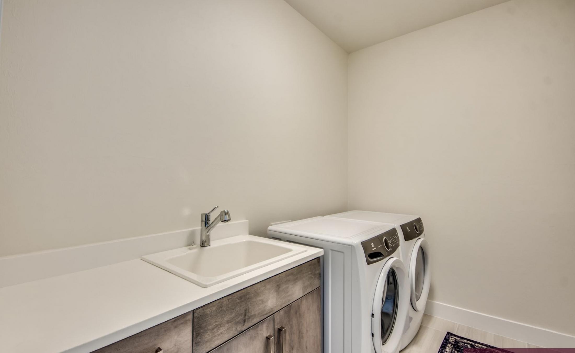 Außenbereich mit beheiztem Pool und Spa am Kanal.