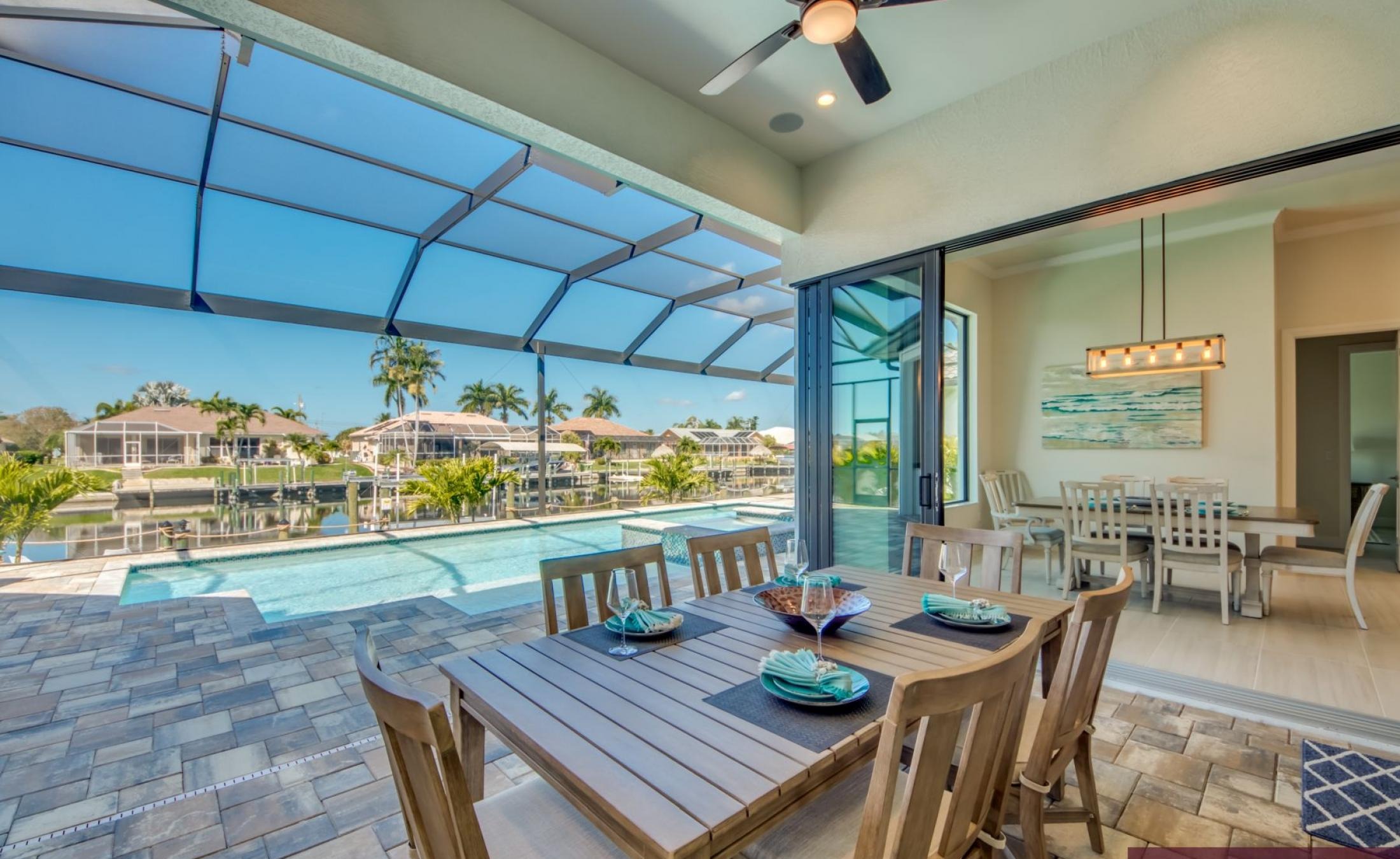 Außenbereich mit Pool, Spa und Blick auf den Kanal am Wasser.